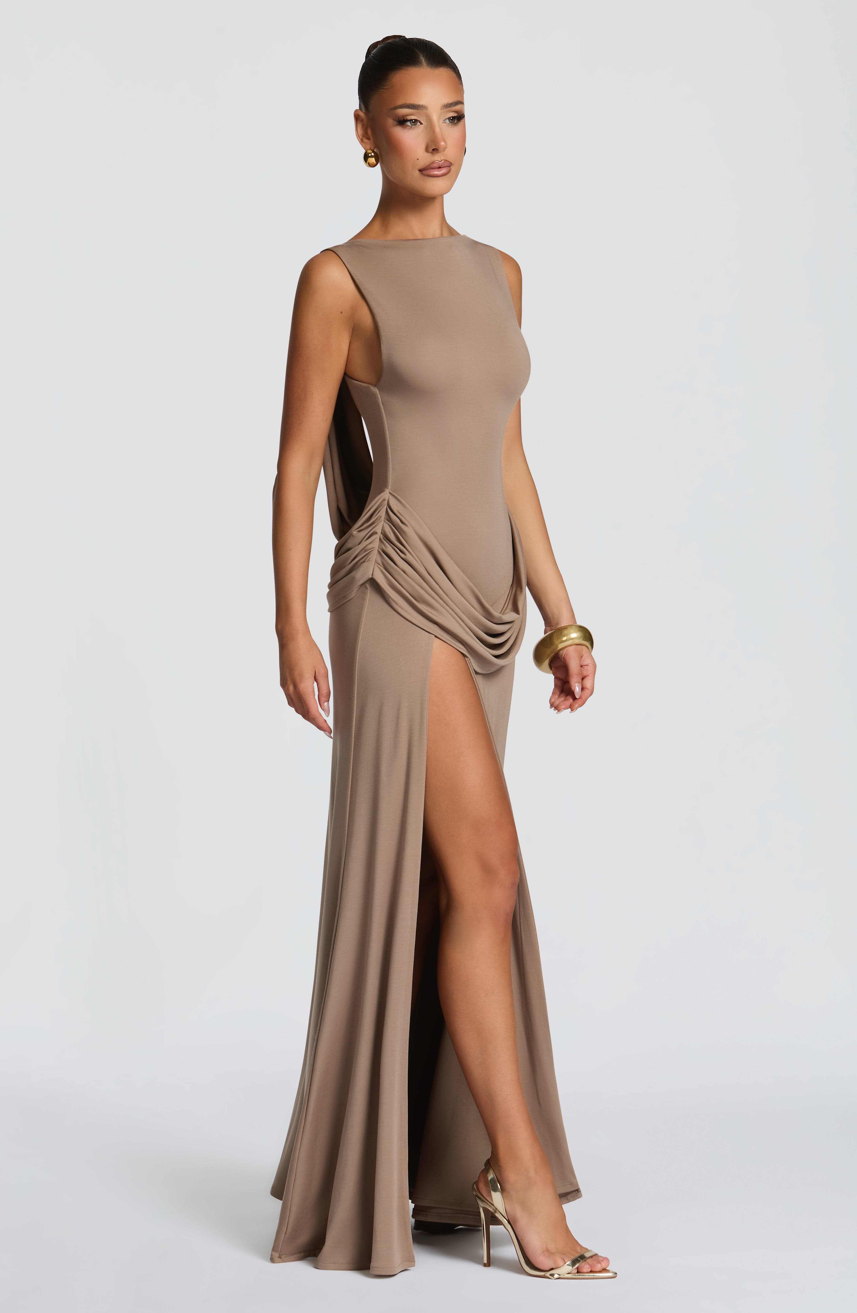 Bruna Valmont — Vestido Largo Beige | Minimalismo de Lujo