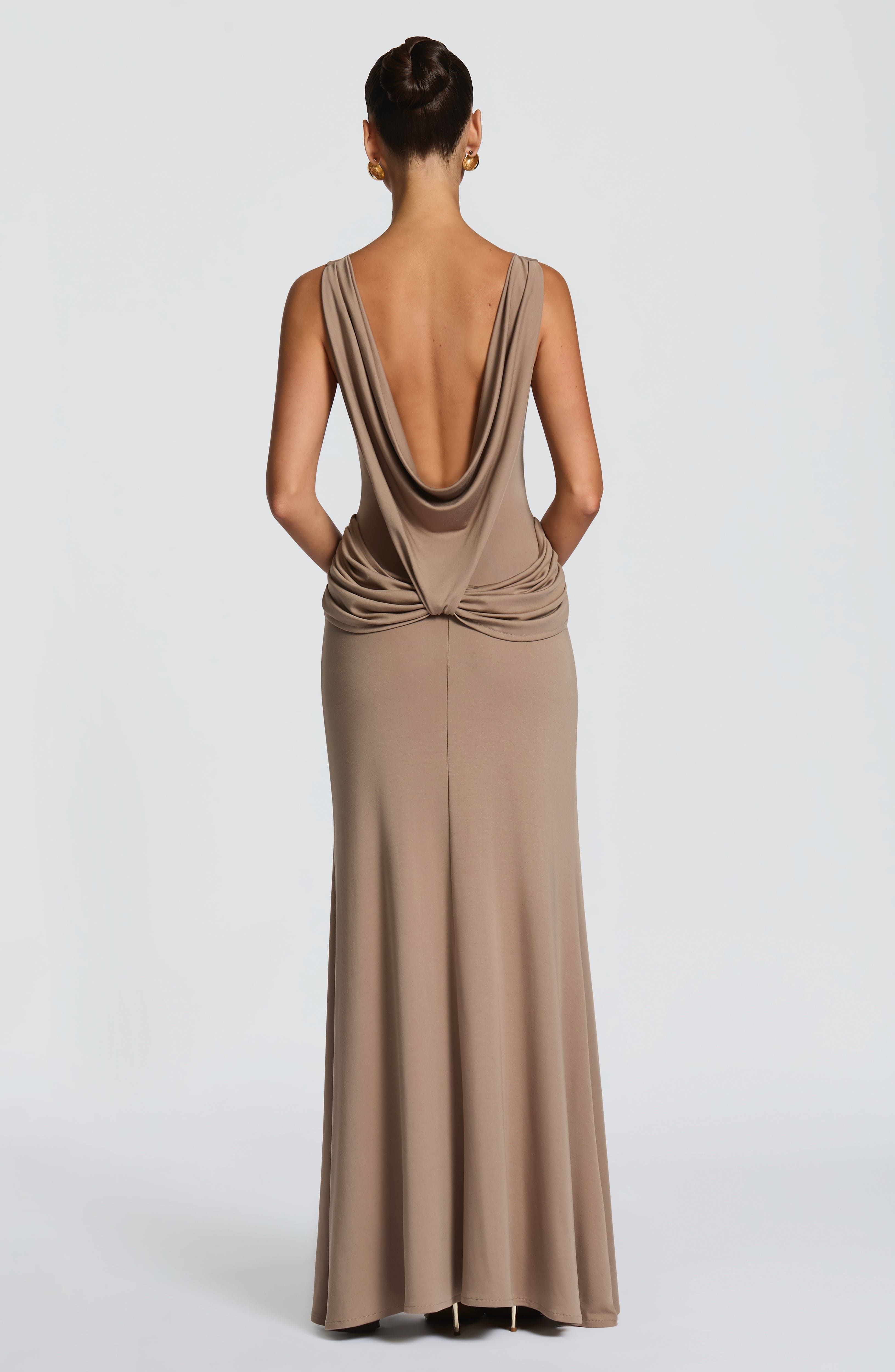 Bruna Valmont — Vestido Largo Beige | Minimalismo de Lujo