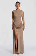 Bruna Valmont — Vestido Largo Beige | Minimalismo de Lujo