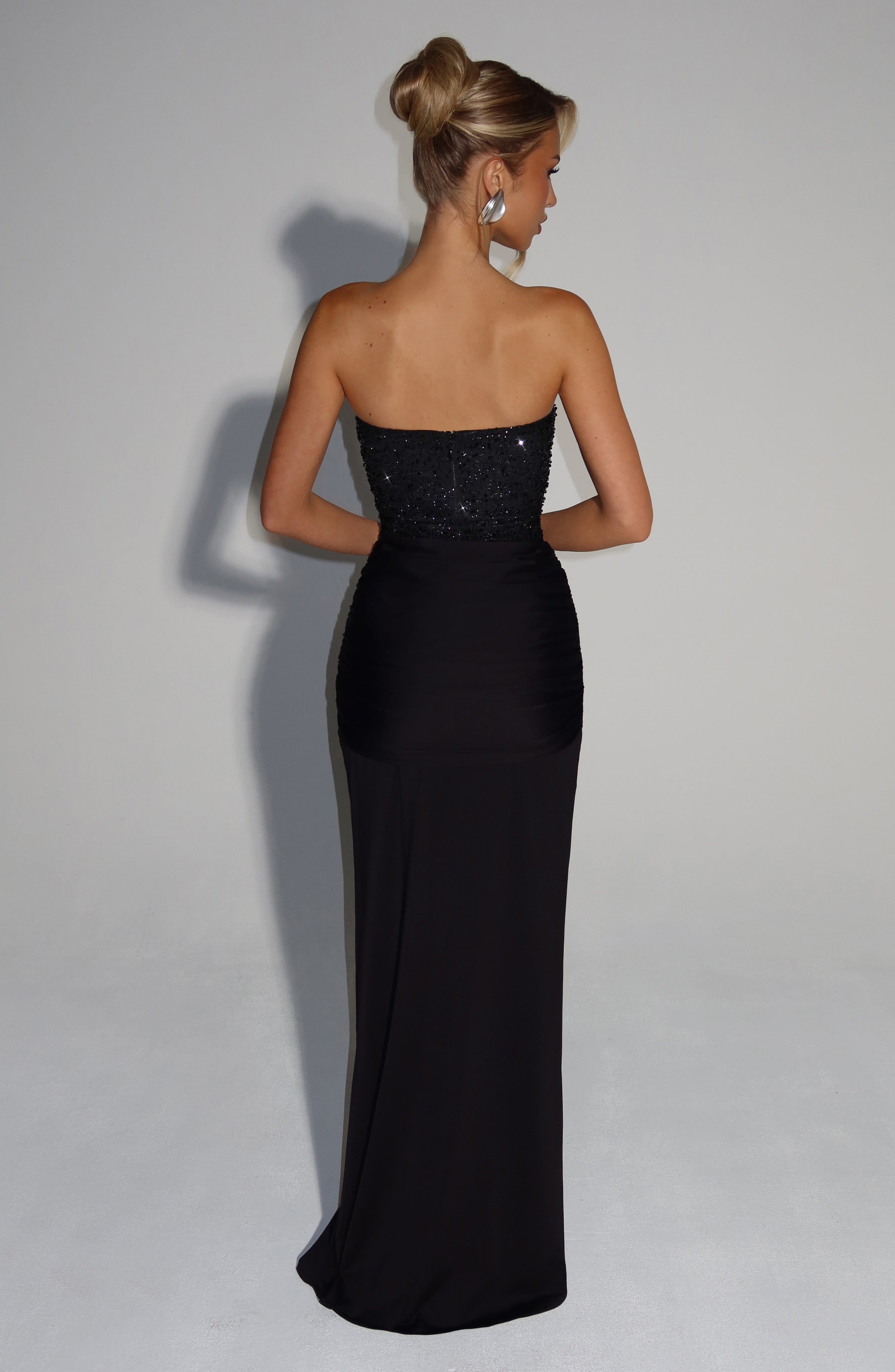 Nomi Valmont — El Vestido Perfecto de Noche | Colección Noche