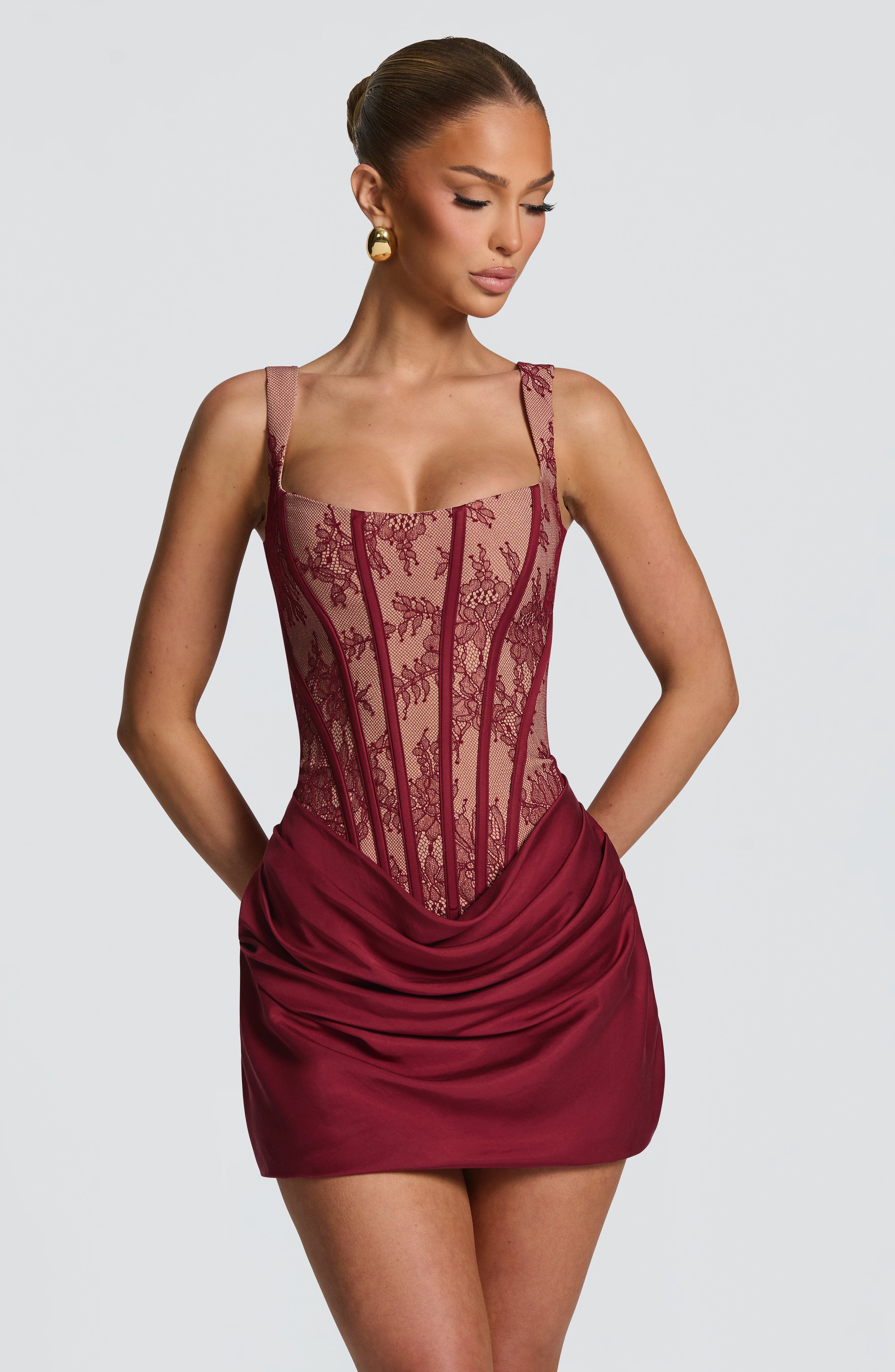 Cornelia Valmont — Vestido Corto Encaje Burdeos | Edición Limitada