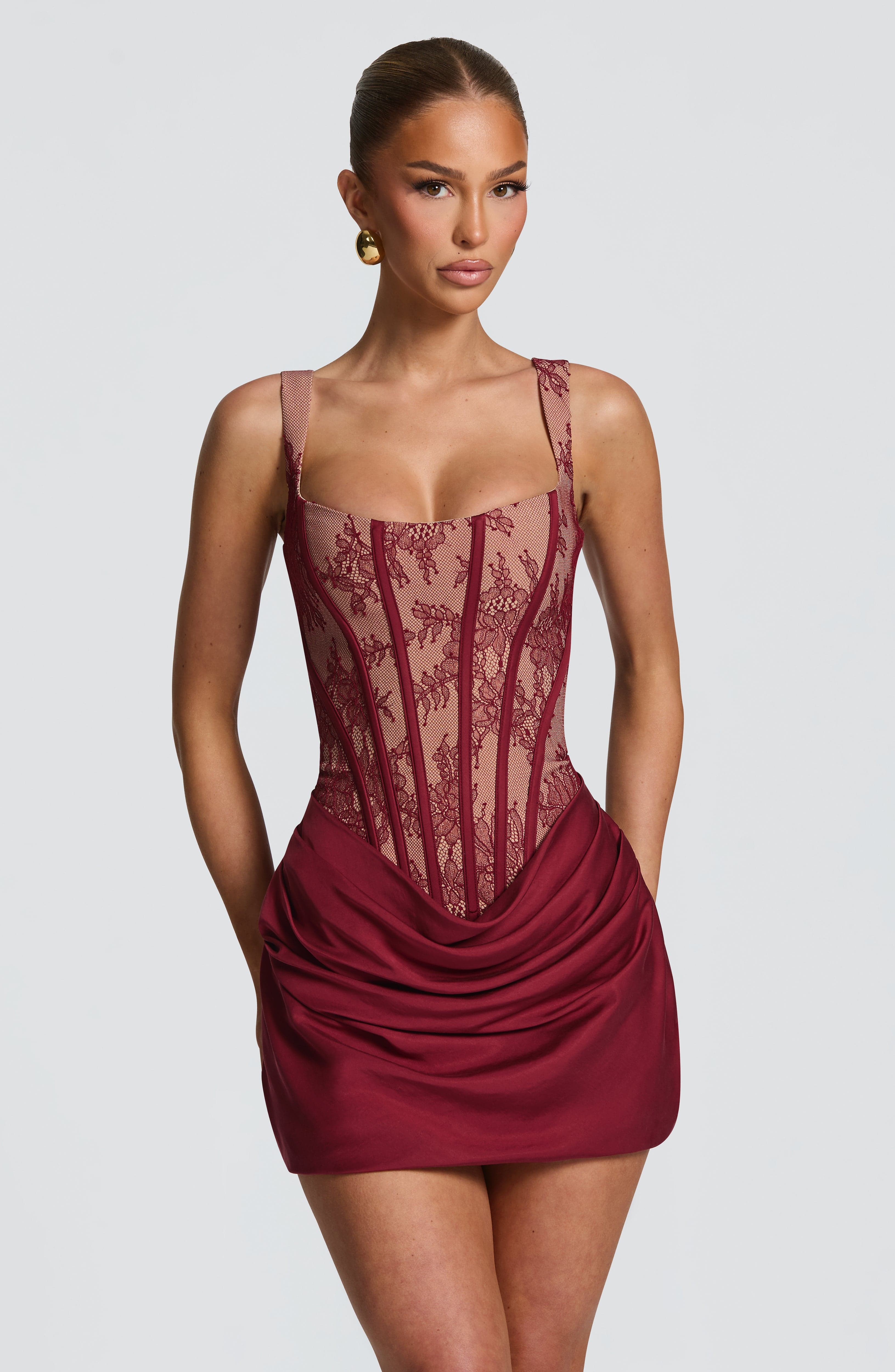 Cornelia Valmont — Vestido Corto Encaje Burdeos | Edición Limitada