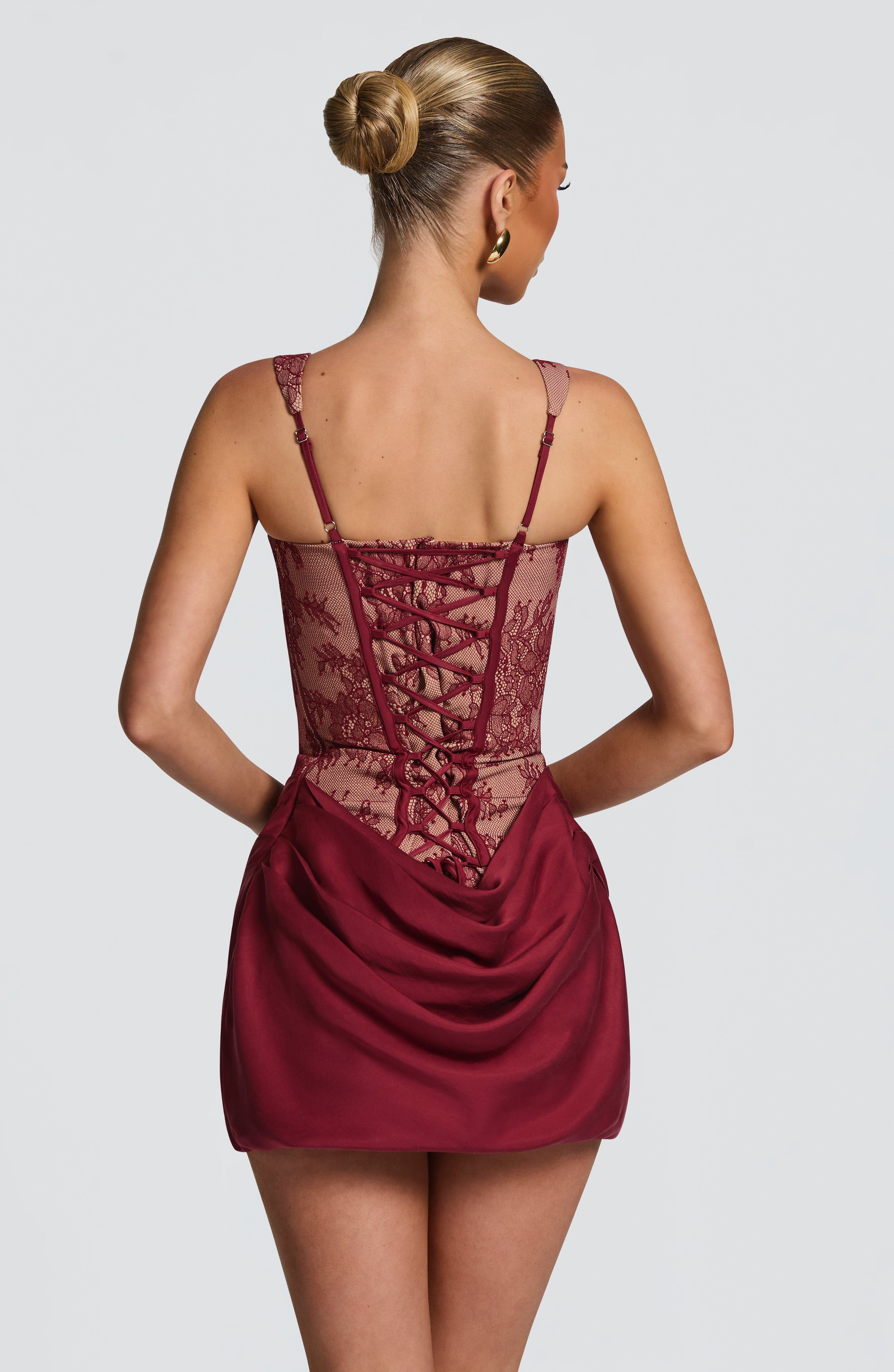 Cornelia Valmont — Vestido Corto Encaje Burdeos | Edición Limitada
