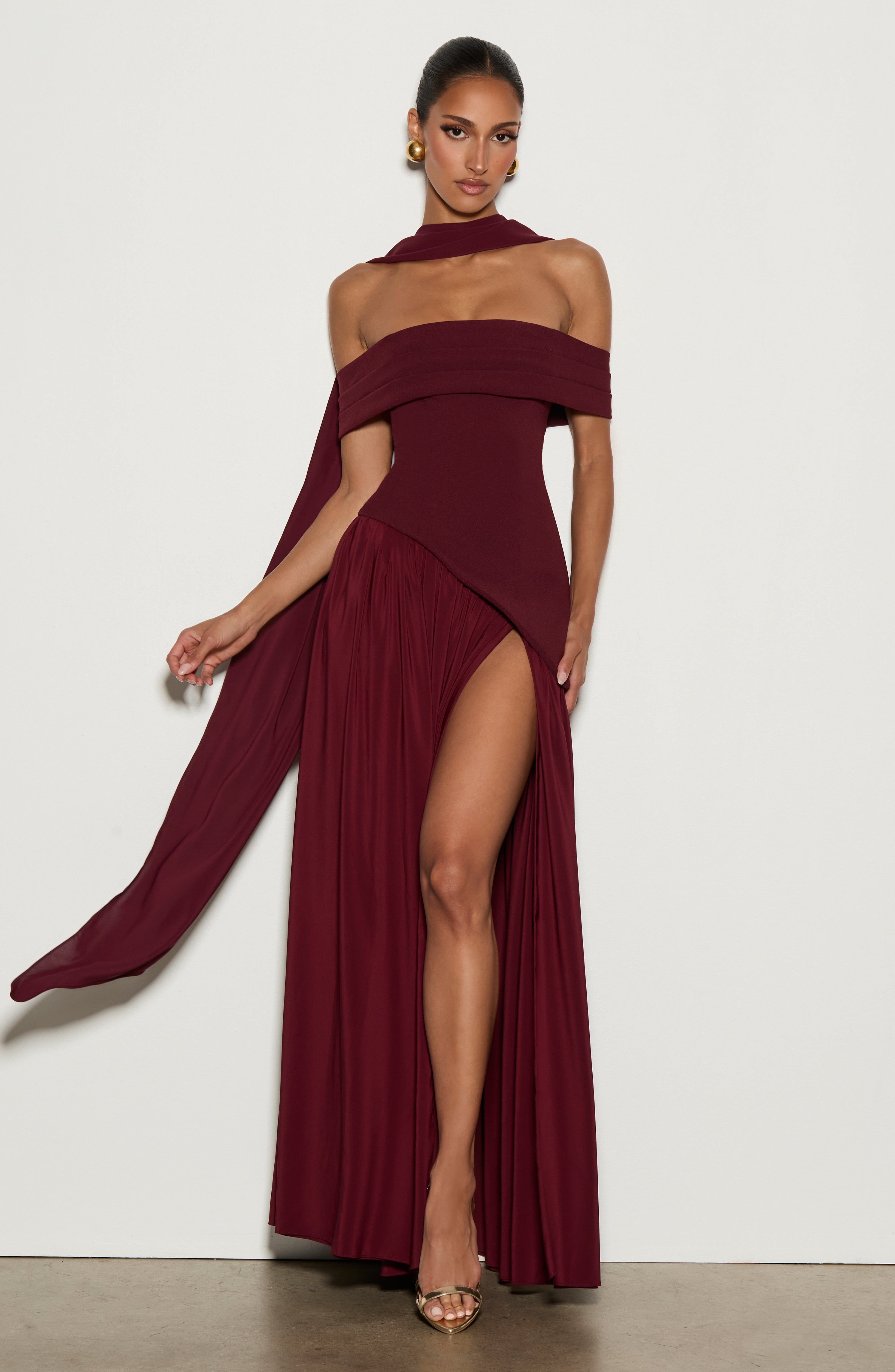 Delilah Valmont — Vestido Largo Lacado Cereza | Feminidad Ardiente