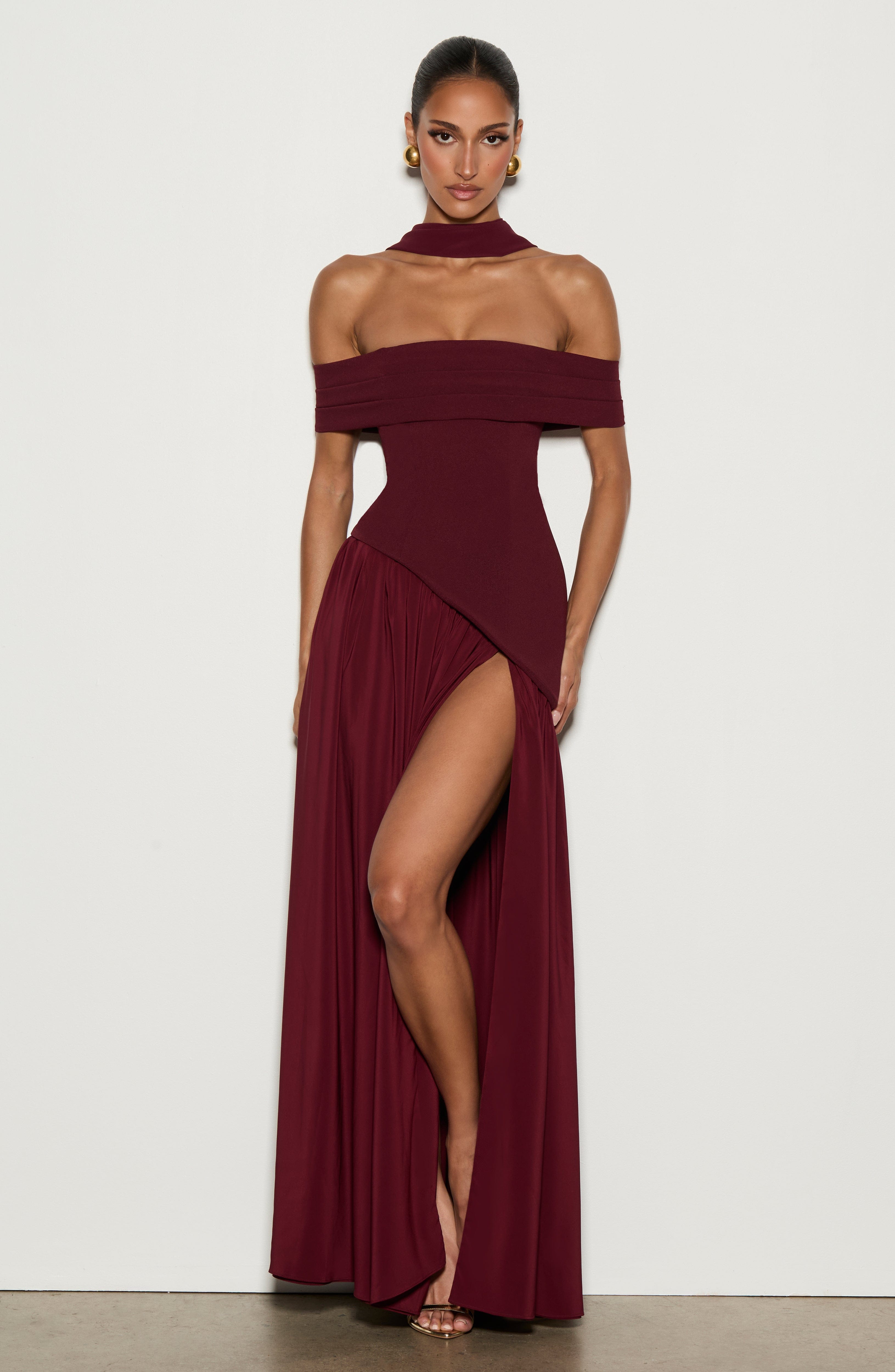 Delilah Valmont — Vestido Largo Lacado Cereza | Feminidad Ardiente
