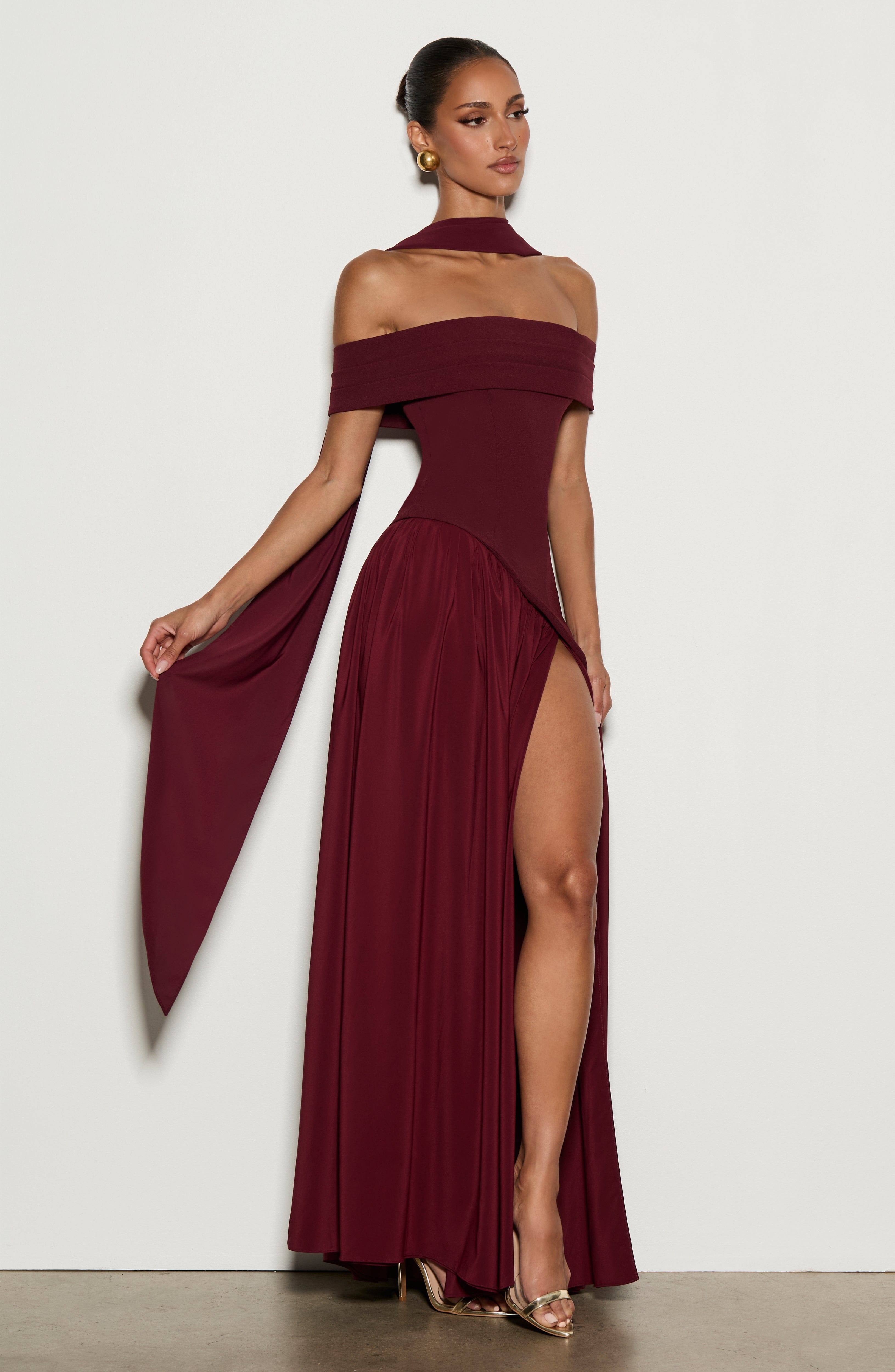Delilah Valmont — Vestido Largo Lacado Cereza | Feminidad Ardiente