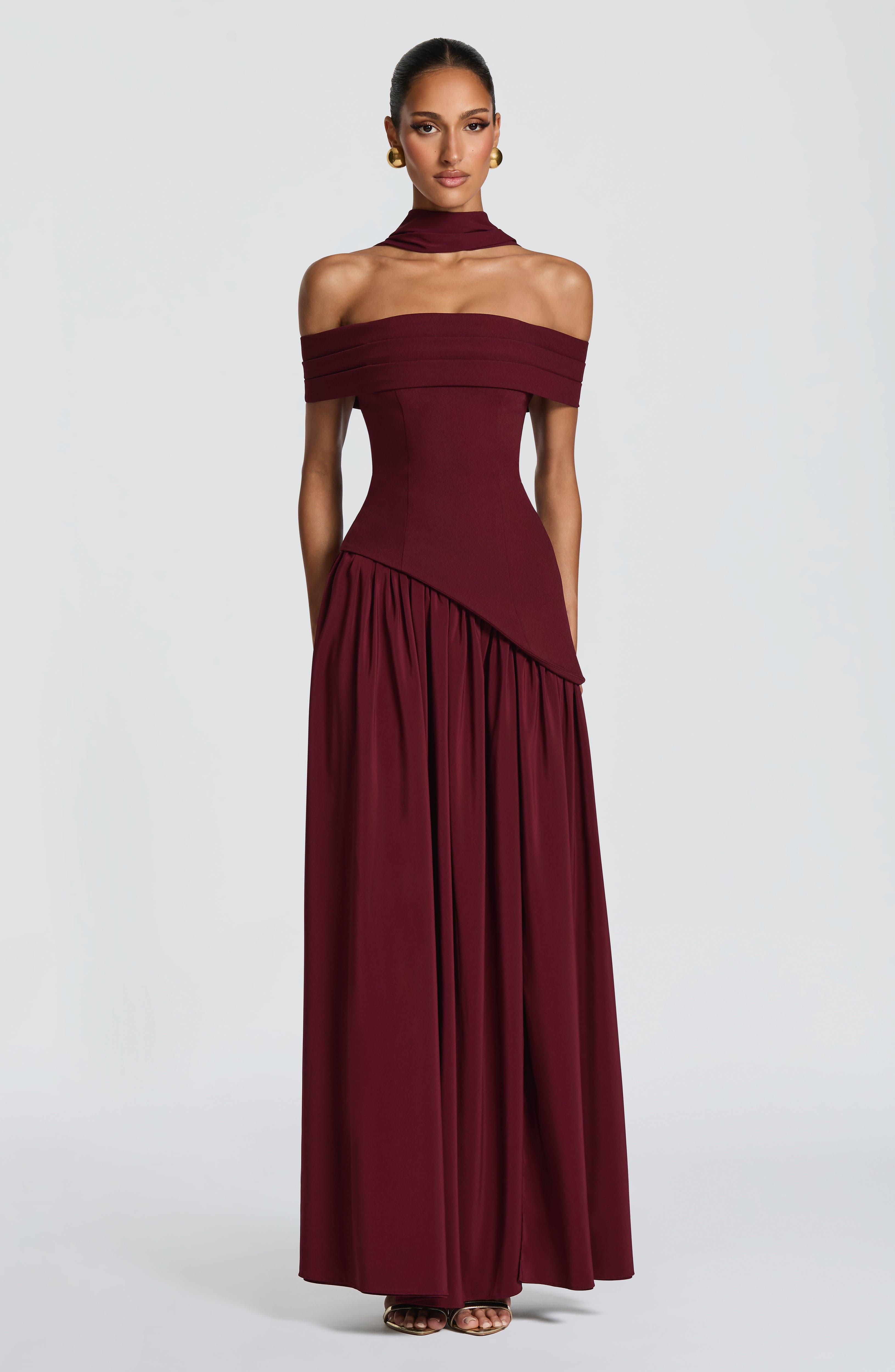 Delilah Valmont — Vestido Largo Lacado Cereza | Feminidad Ardiente