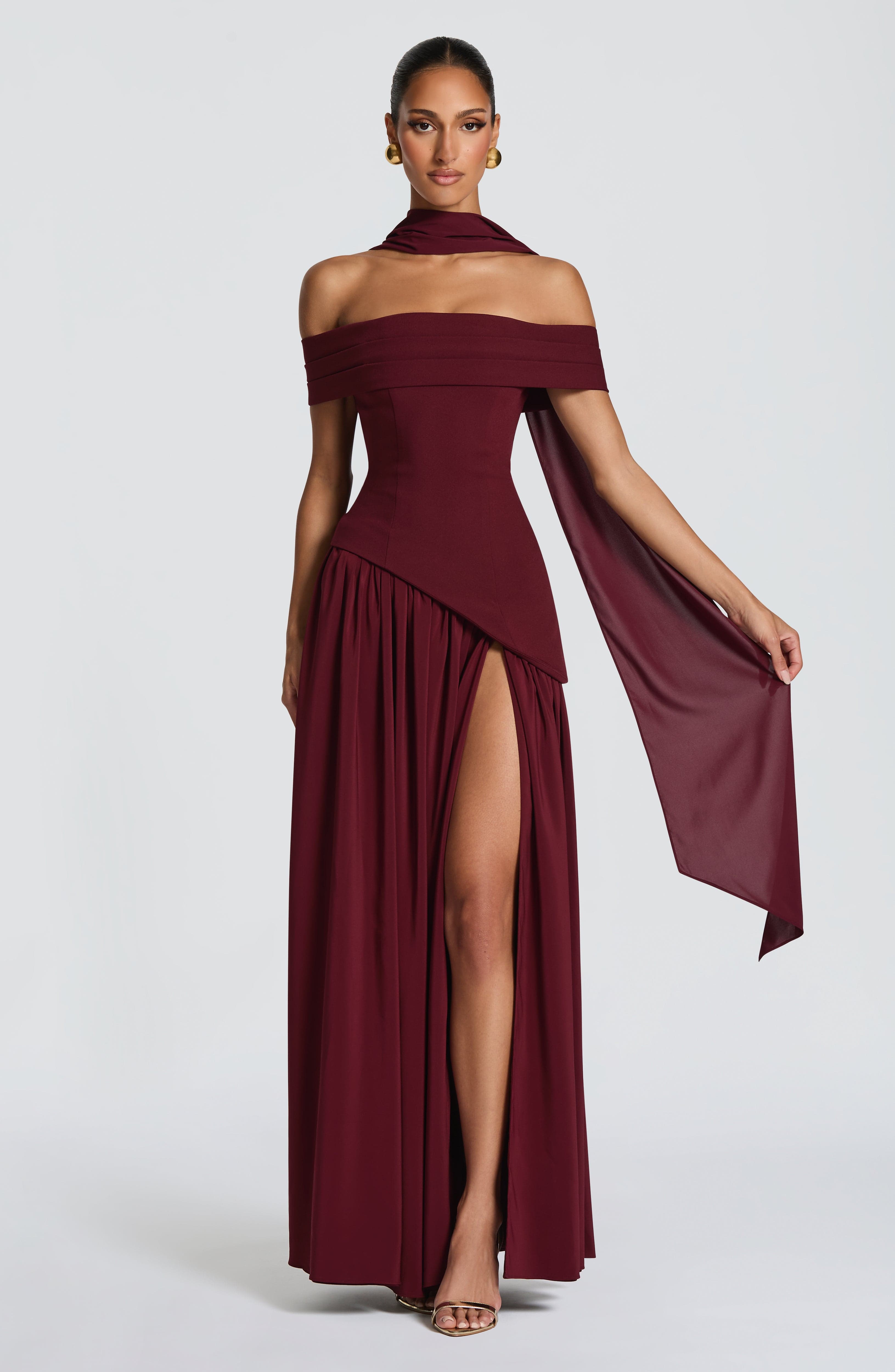 Delilah Valmont — Vestido Largo Lacado Cereza | Feminidad Ardiente
