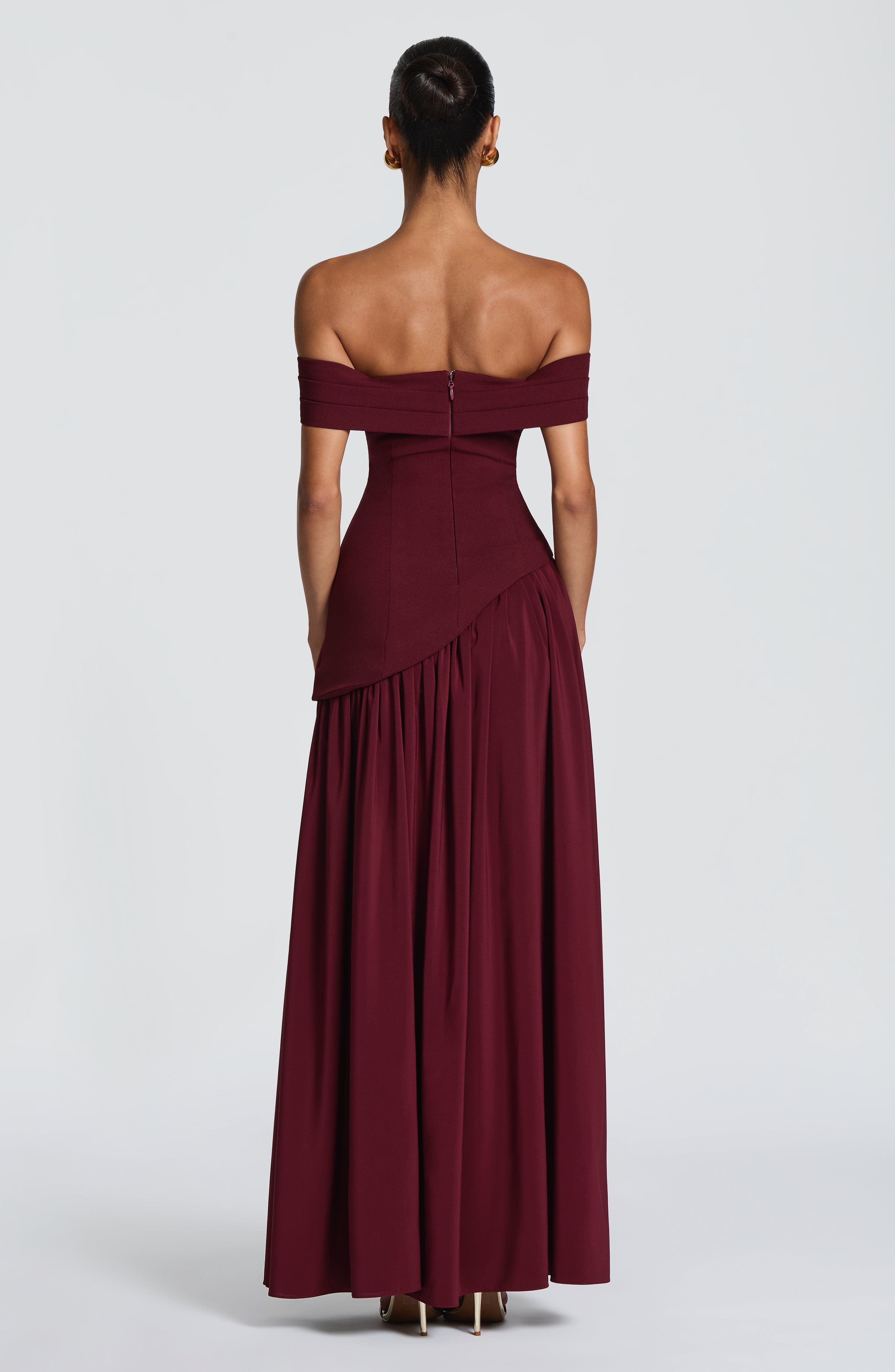 Delilah Valmont — Vestido Largo Lacado Cereza | Feminidad Ardiente