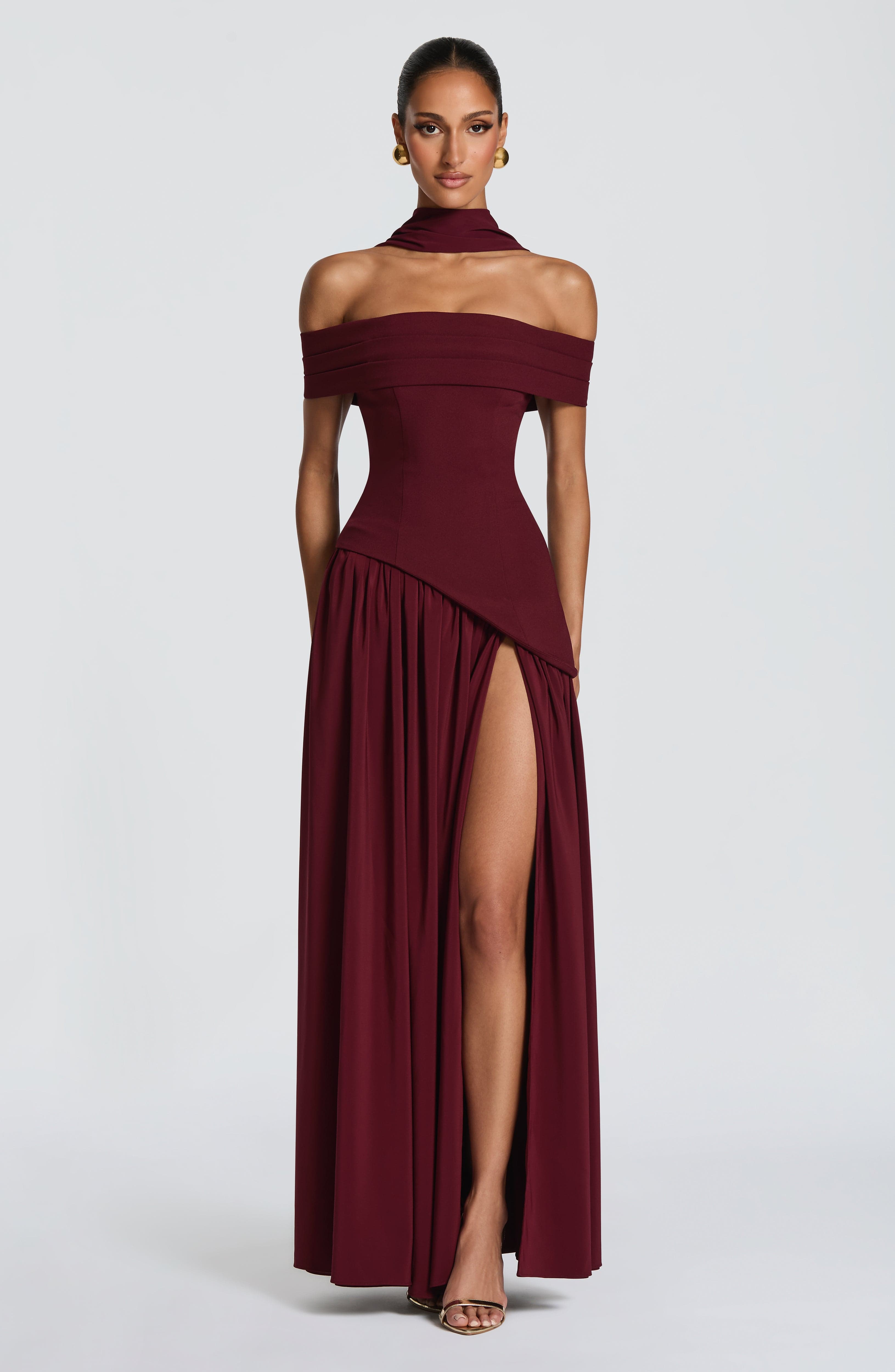 Delilah Valmont — Vestido Largo Lacado Cereza | Feminidad Ardiente