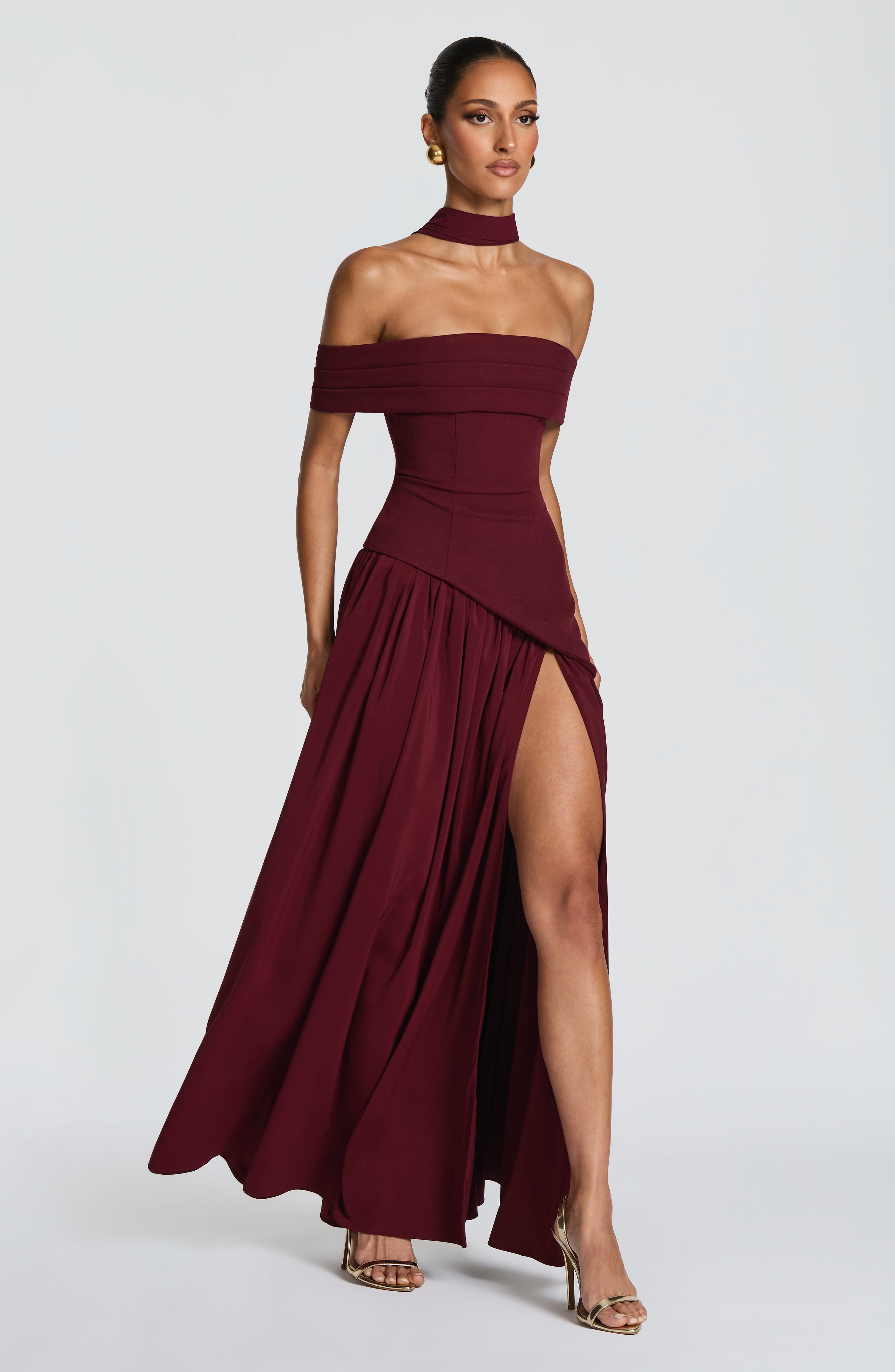Delilah Valmont — Vestido Largo Lacado Cereza | Feminidad Ardiente