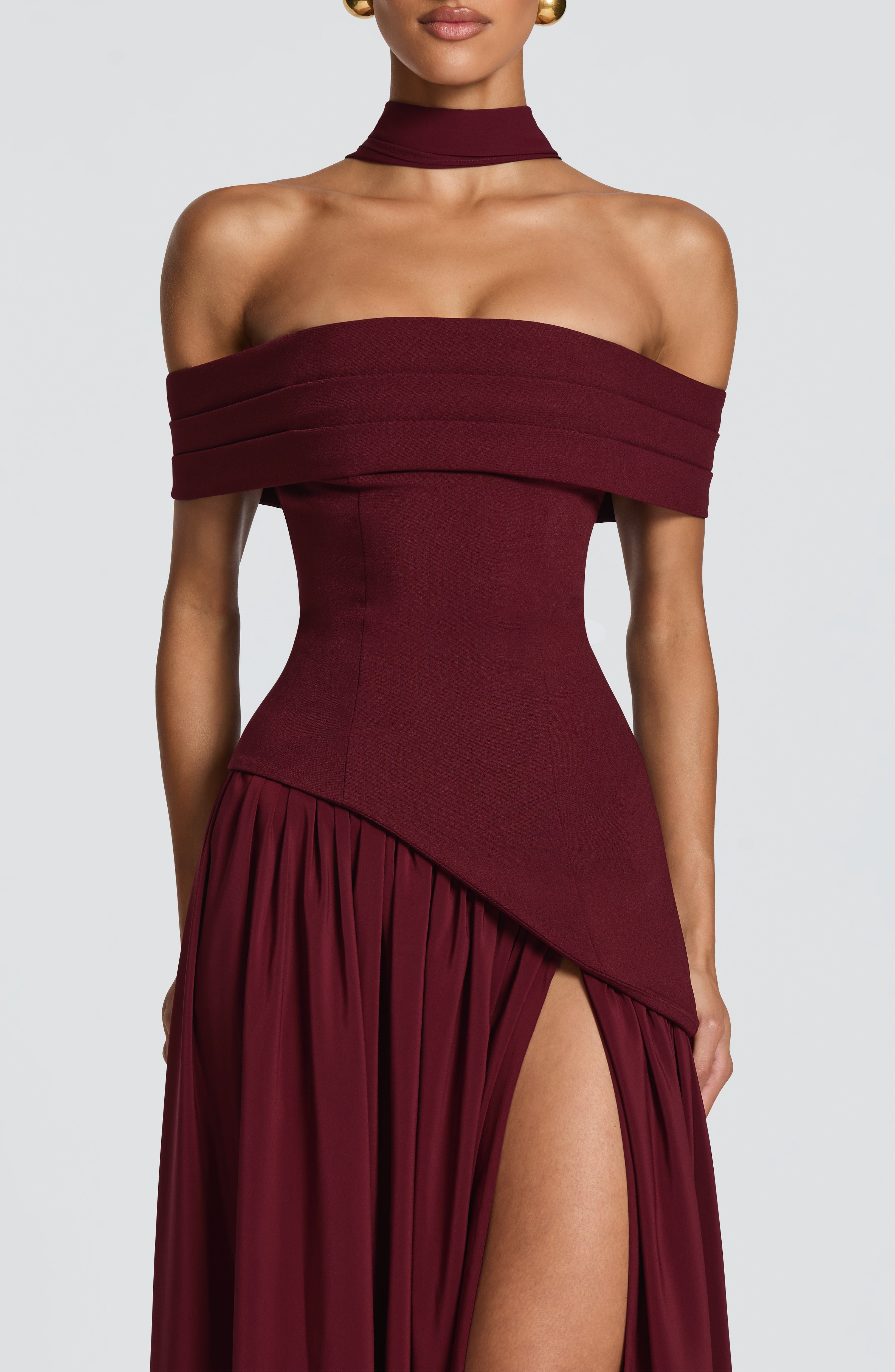 Delilah Valmont — Vestido Largo Lacado Cereza | Feminidad Ardiente