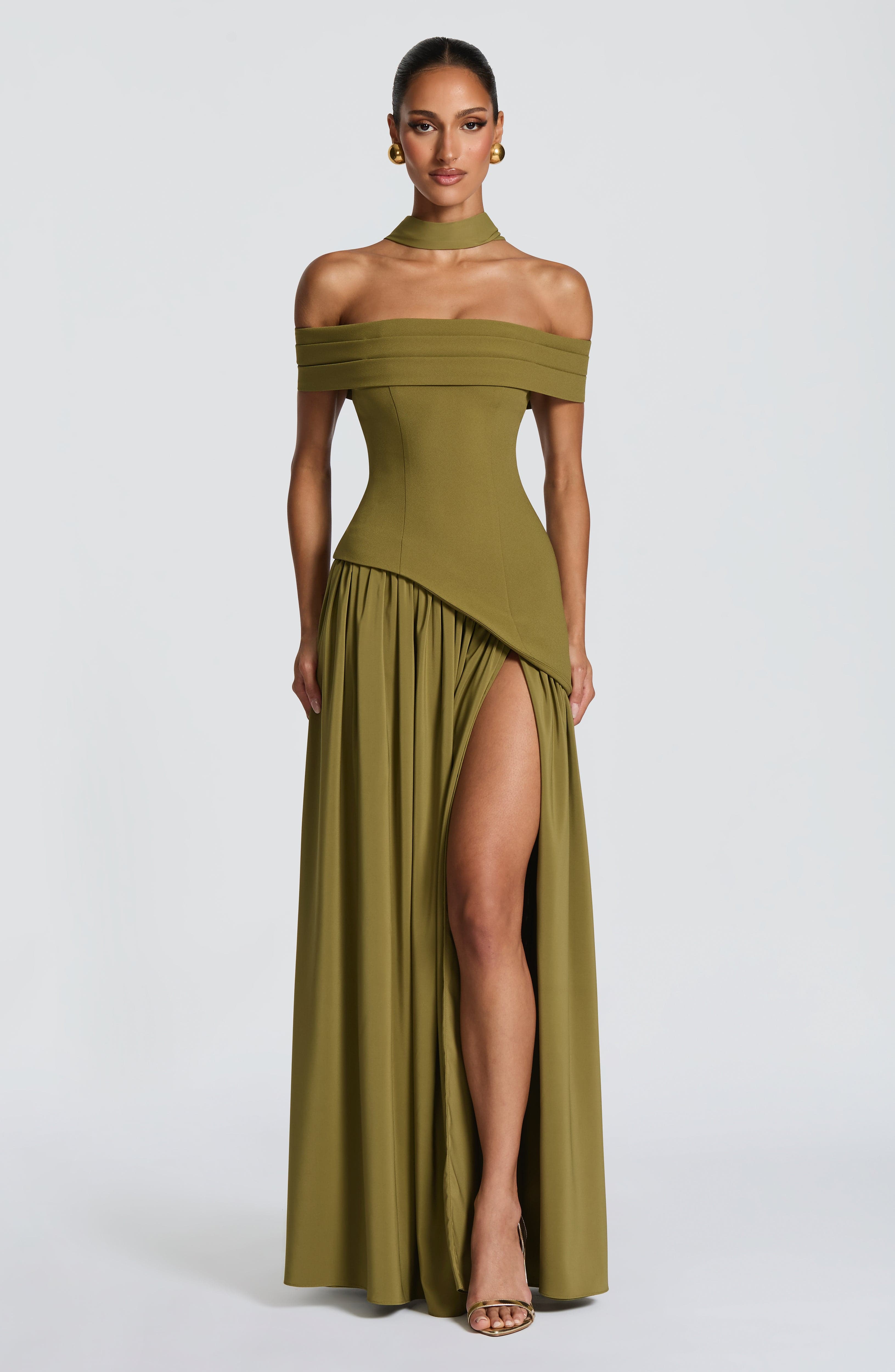 Delilah Valmont — Vestido Largo Verde Oliva | Naturaleza de Lujo
