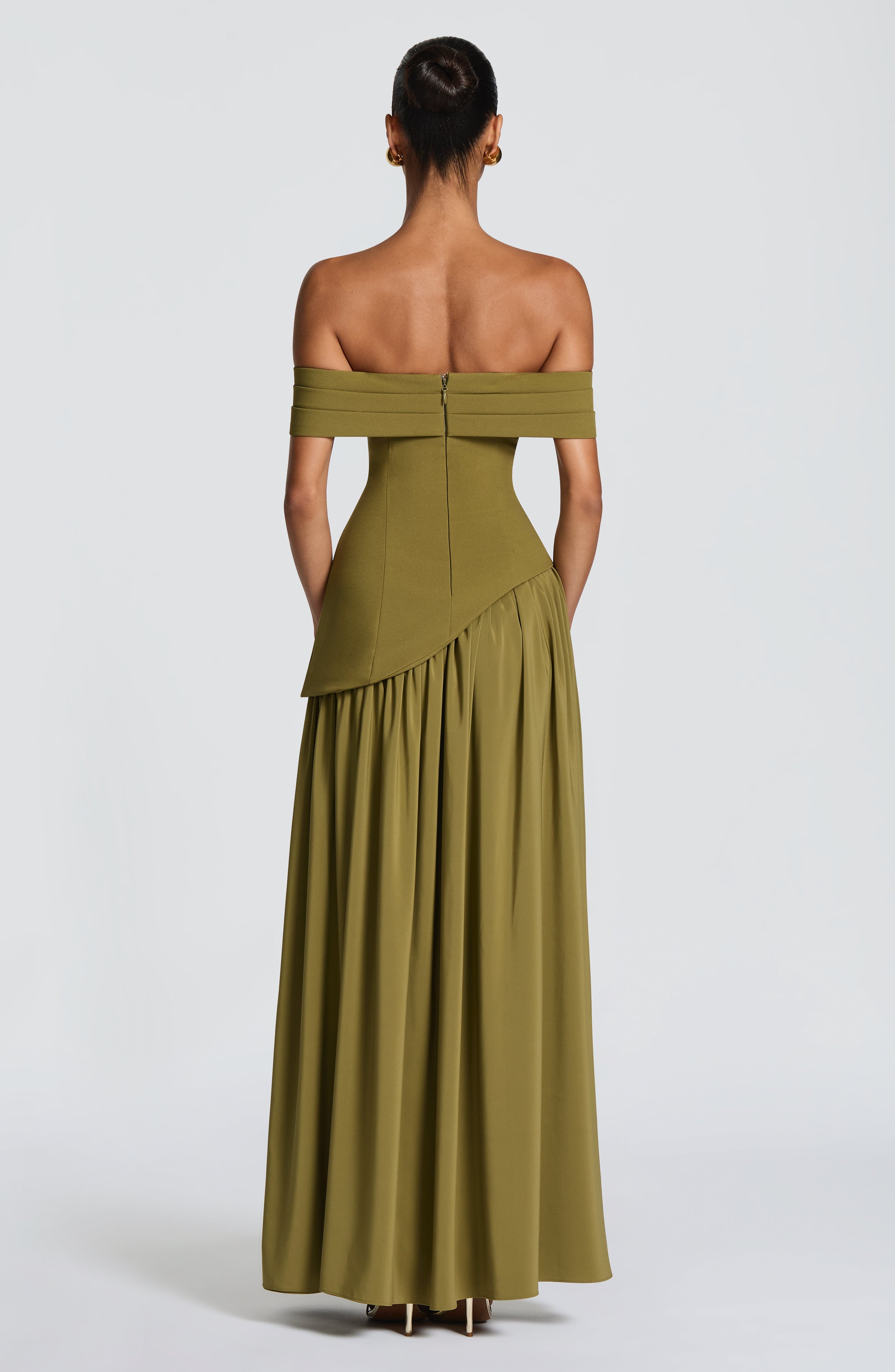 Delilah Valmont — Vestido Largo Verde Oliva | Naturaleza de Lujo