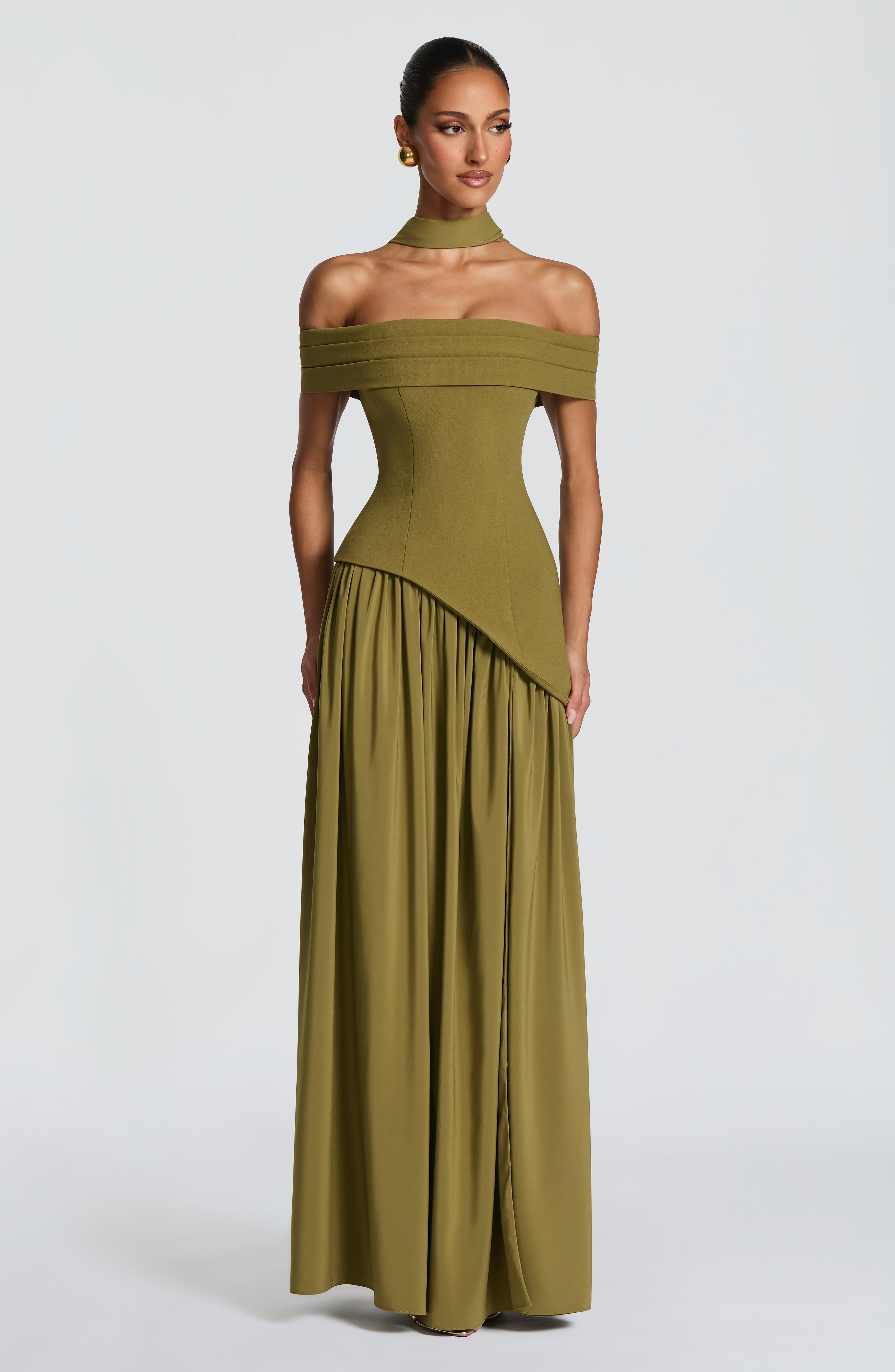 Delilah Valmont — Vestido Largo Verde Oliva | Naturaleza de Lujo