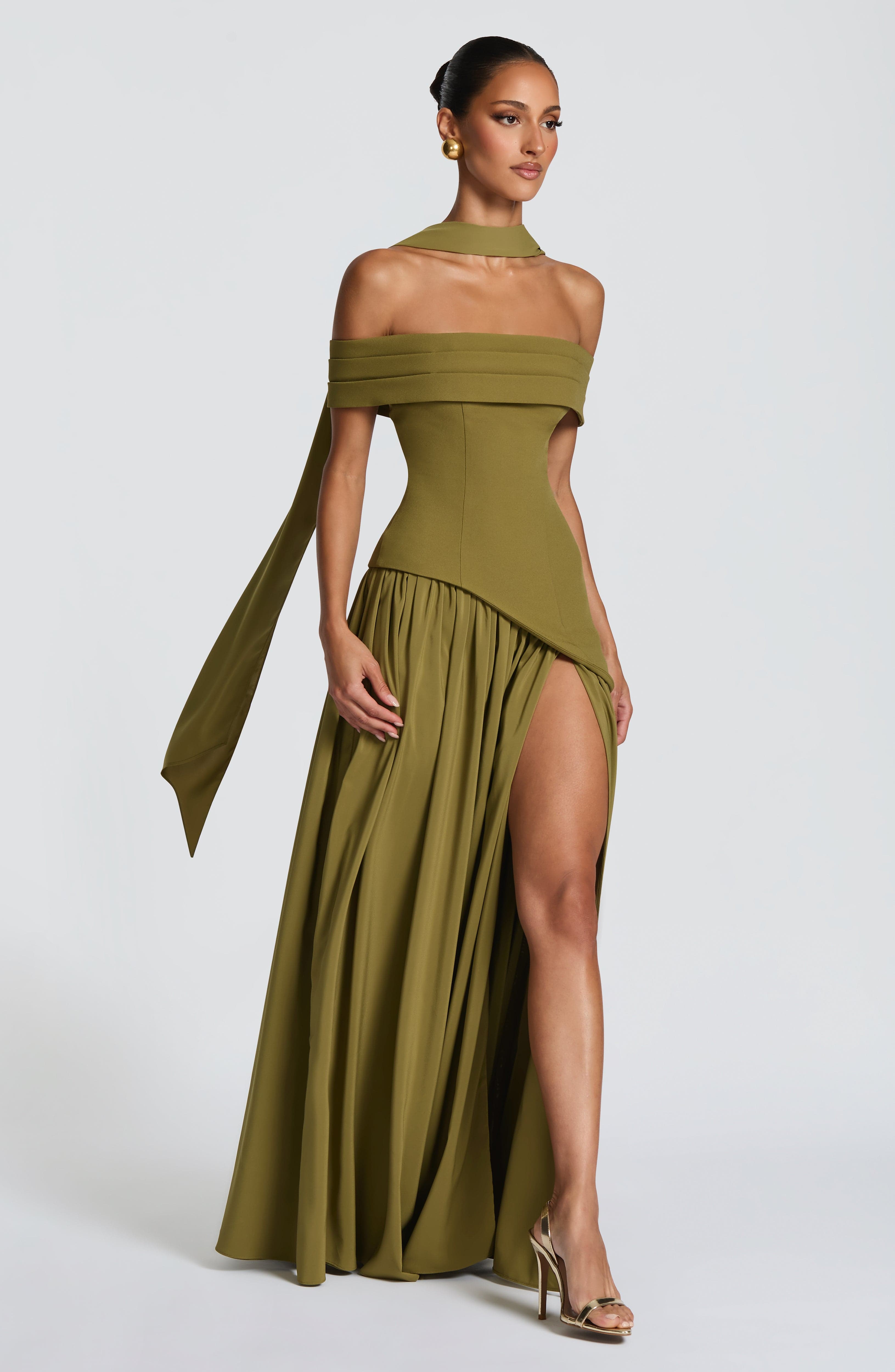 Delilah Valmont — Vestido Largo Verde Oliva | Naturaleza de Lujo