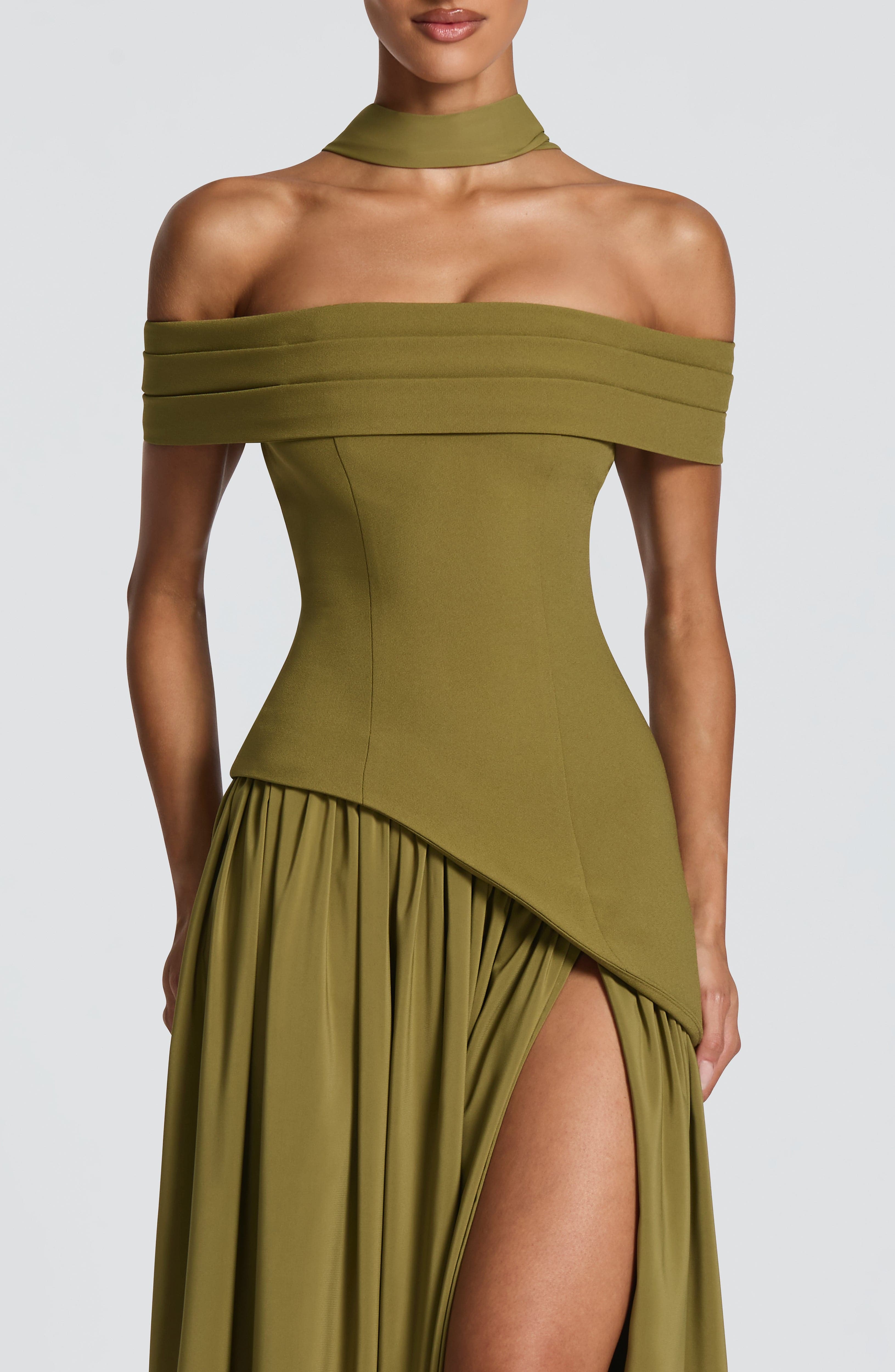 Delilah Valmont — Vestido Largo Verde Oliva | Naturaleza de Lujo