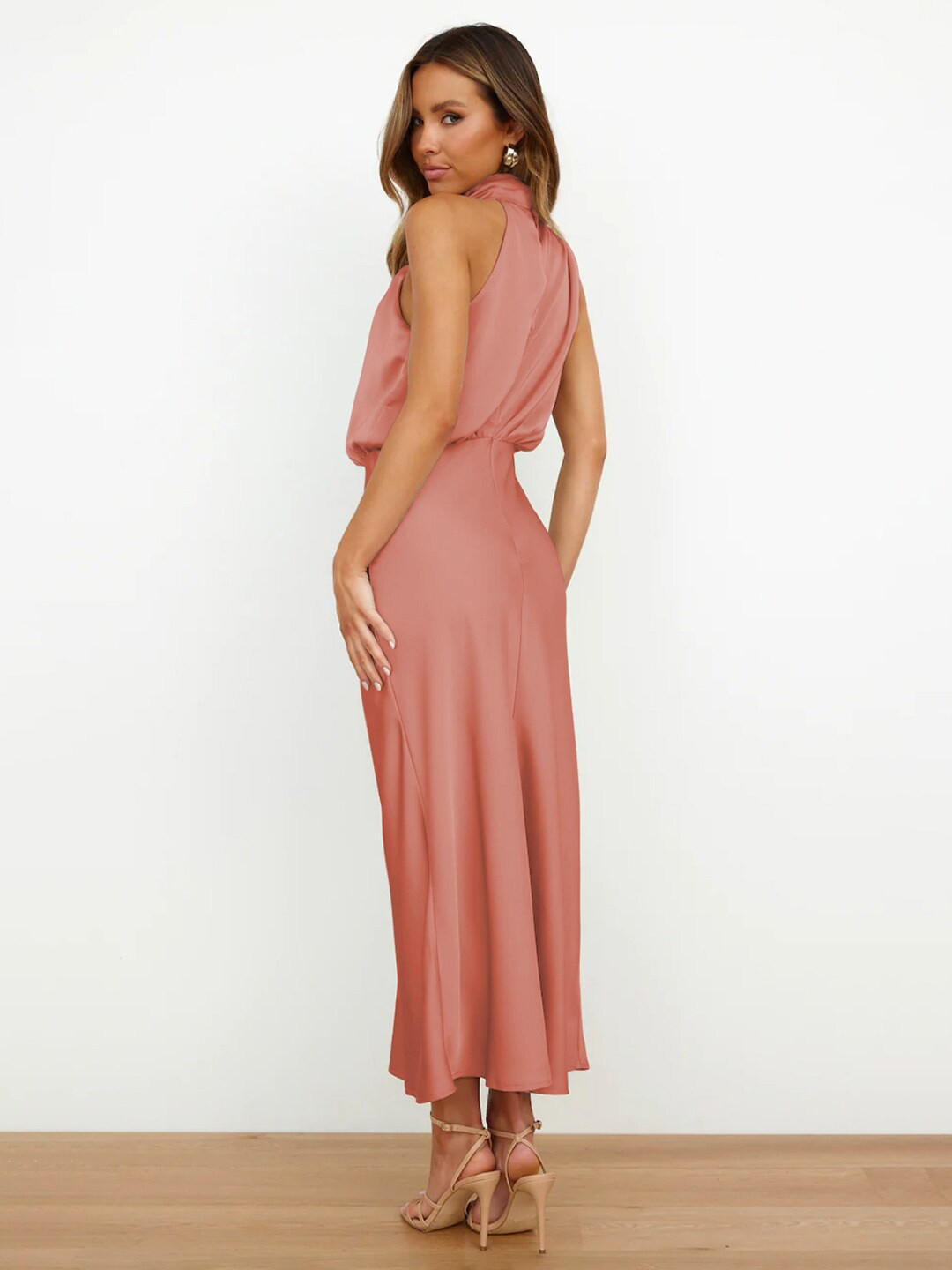 Mariana Valmont — Vestido Escote Americano | Verano 2026