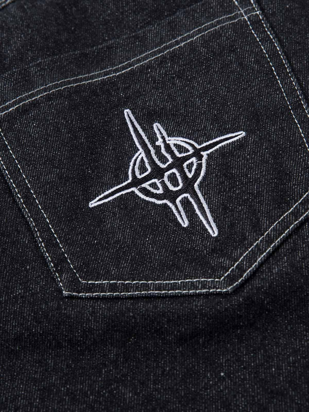 Vaquero Llama Bordada Valmont — Distinción urbana irresistible | Flame