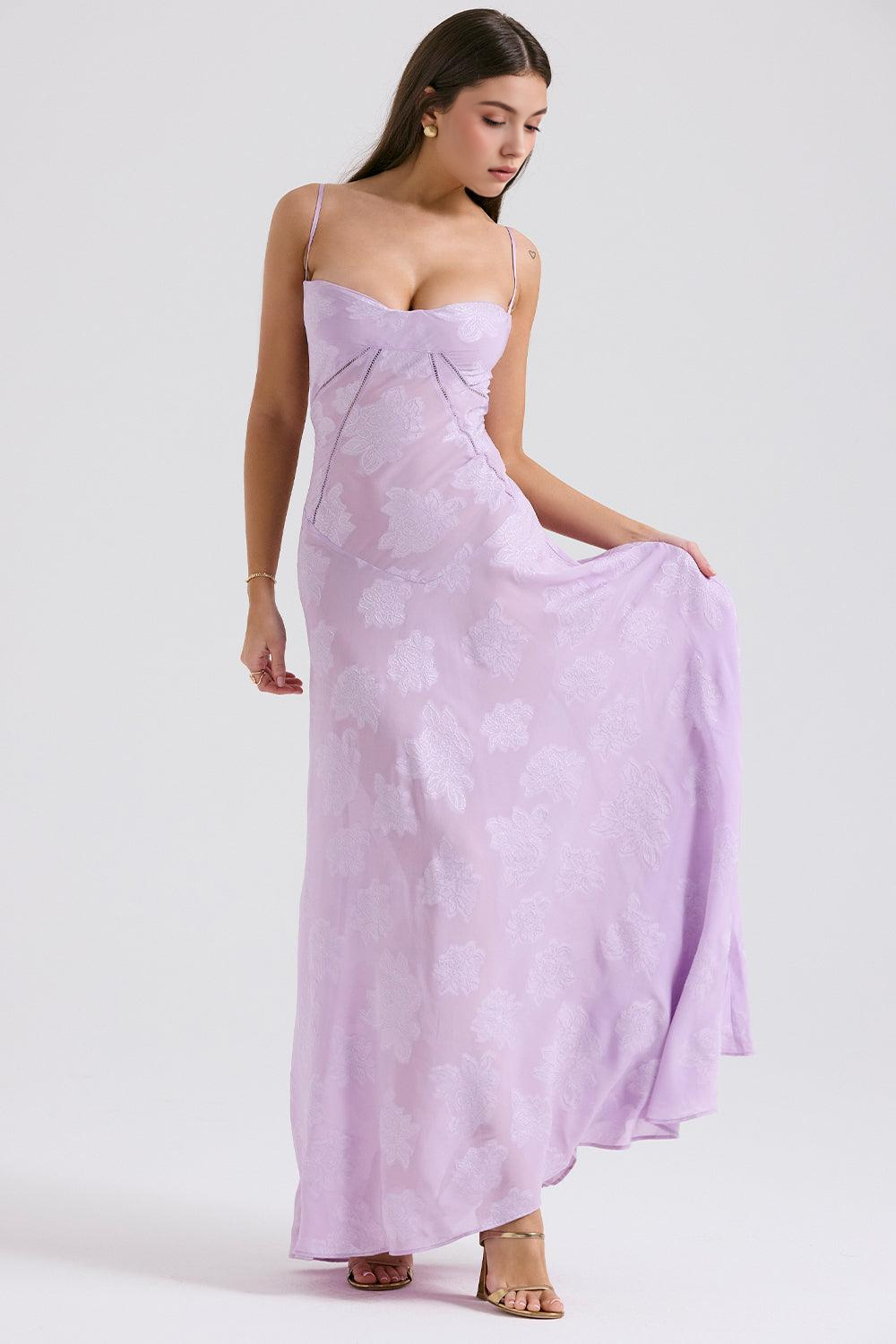 Isla Valmont — Vestido Maxi Escote Corazón & Cintura Ceñida | Primavera 2026