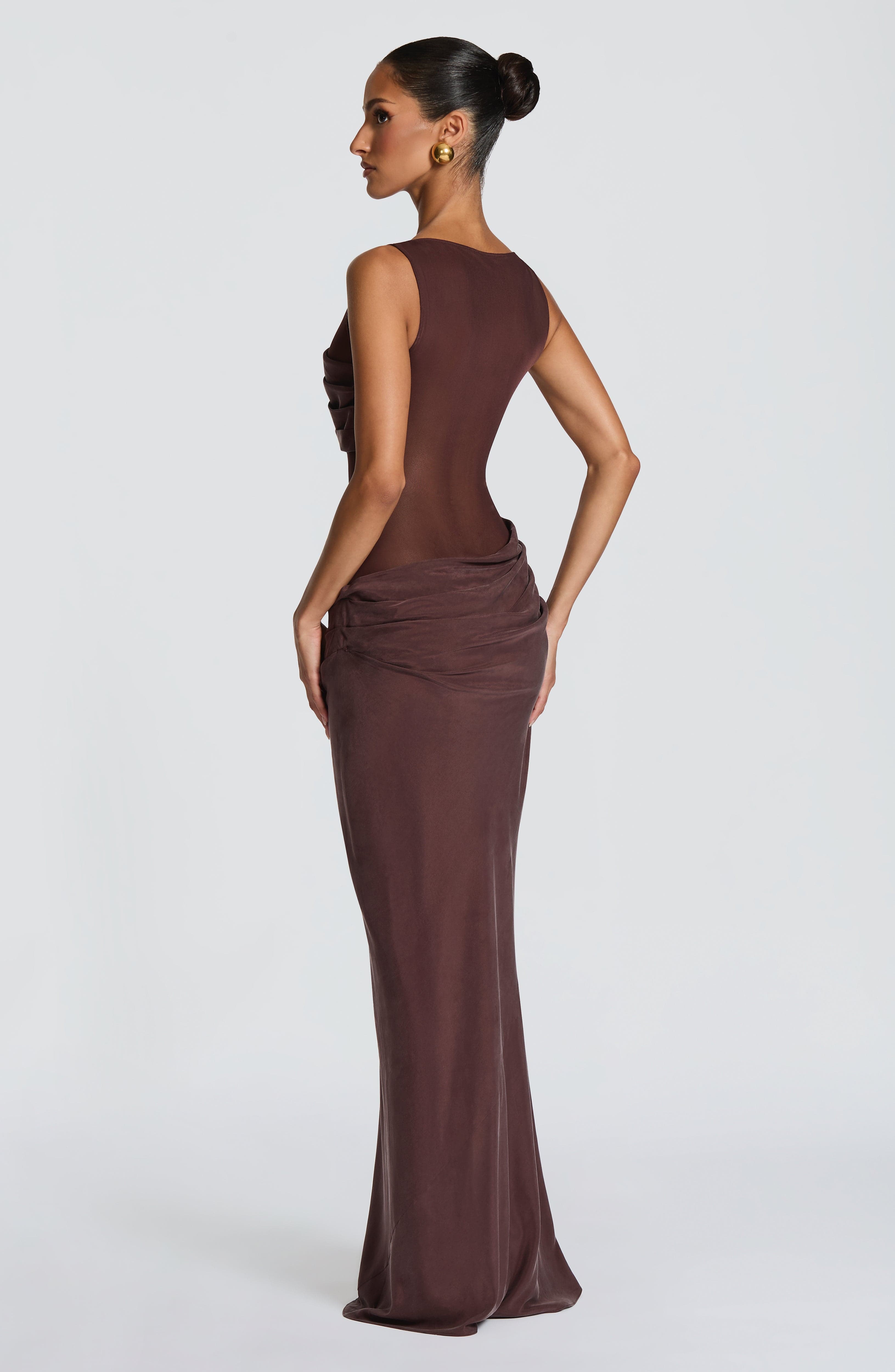 Gracelyn Valmont — Vestido Largo Marrón Ciruela | Calidez de Lujo