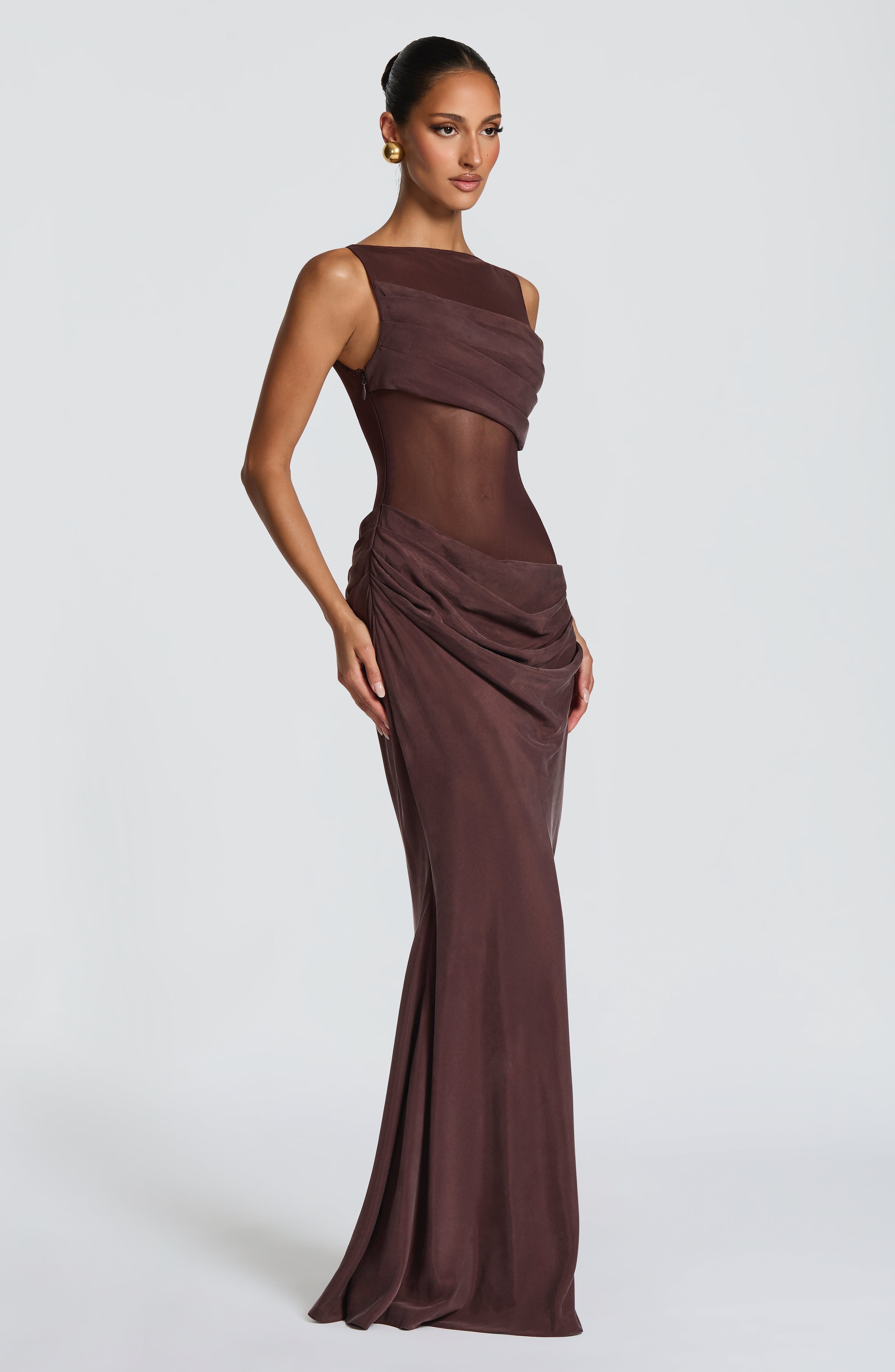 Gracelyn Valmont — Vestido Largo Marrón Ciruela | Calidez de Lujo