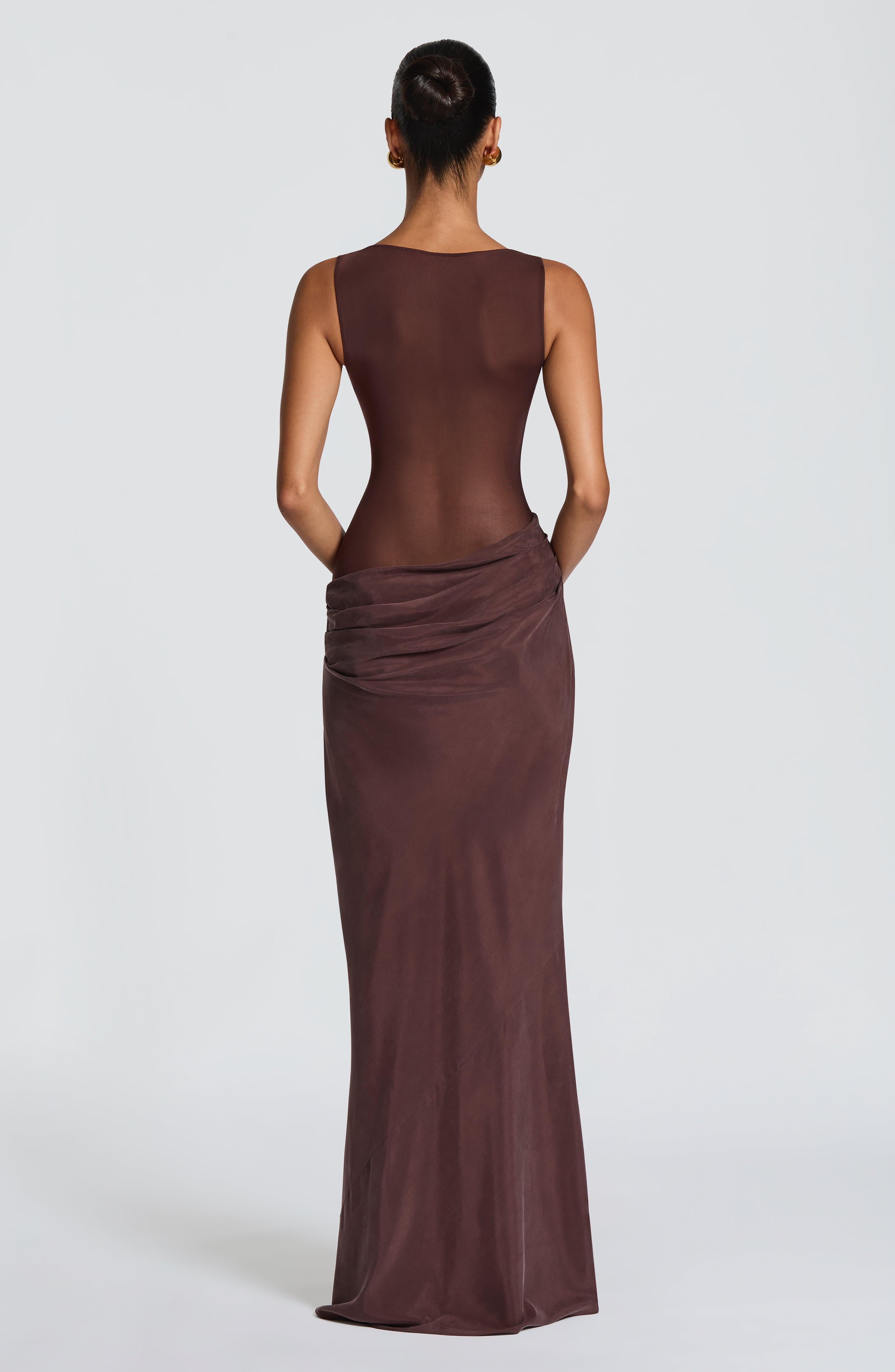 Gracelyn Valmont — Vestido Largo Marrón Ciruela | Calidez de Lujo