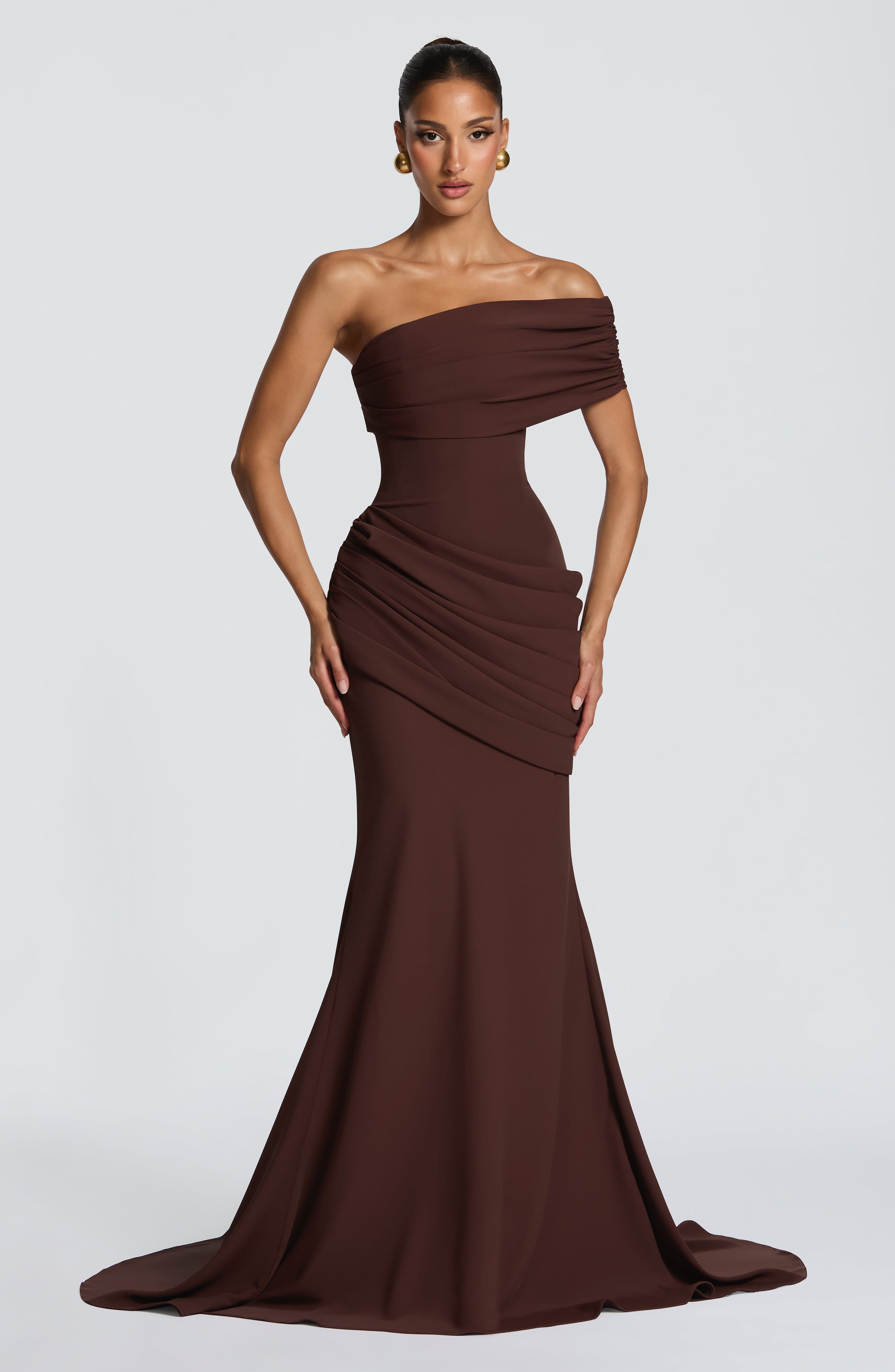 Kasia Valmont — Vestido Largo Marrón Ciruela | Distinción Silenciosa