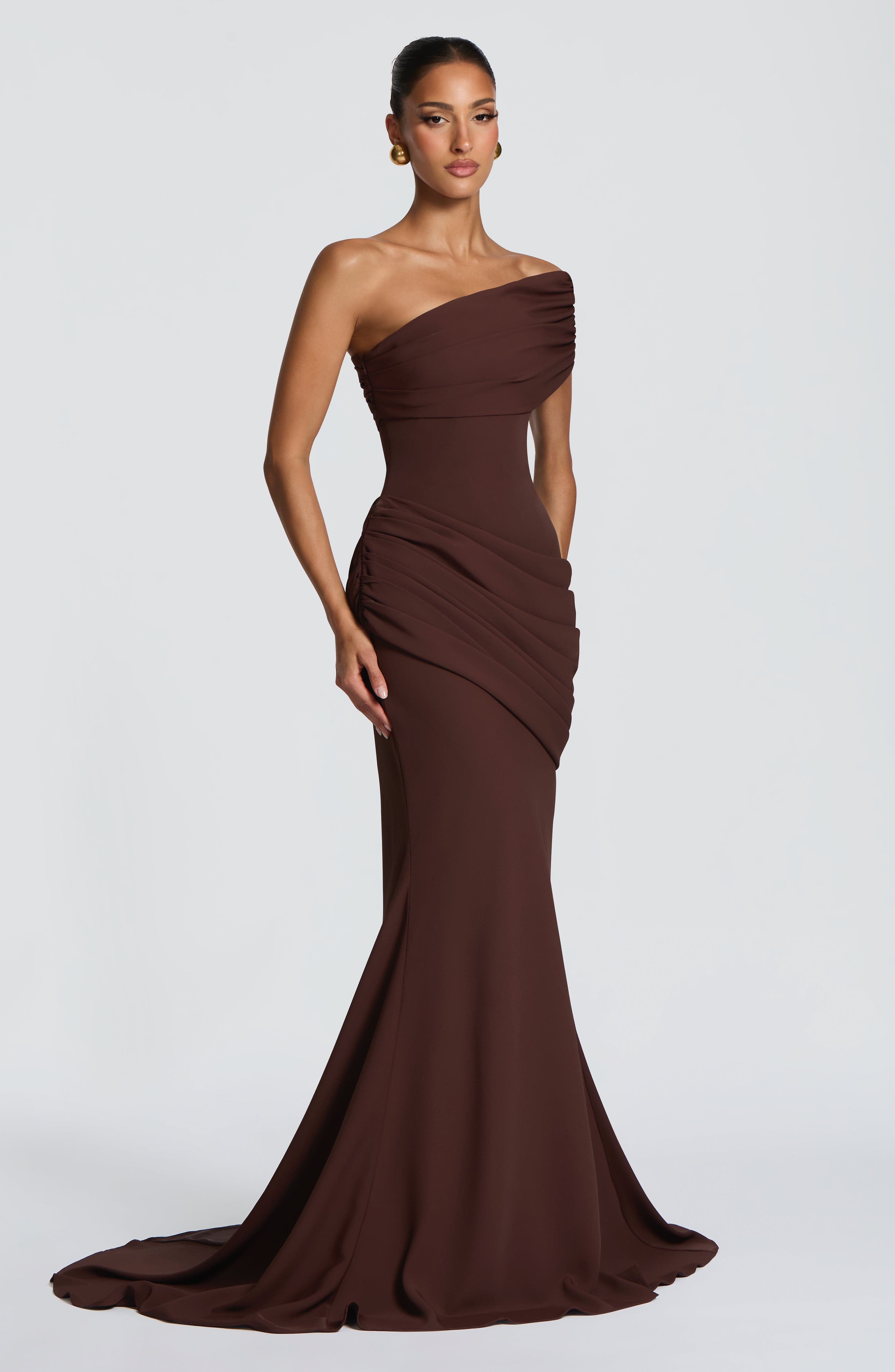 Kasia Valmont — Vestido Largo Marrón Ciruela | Distinción Silenciosa