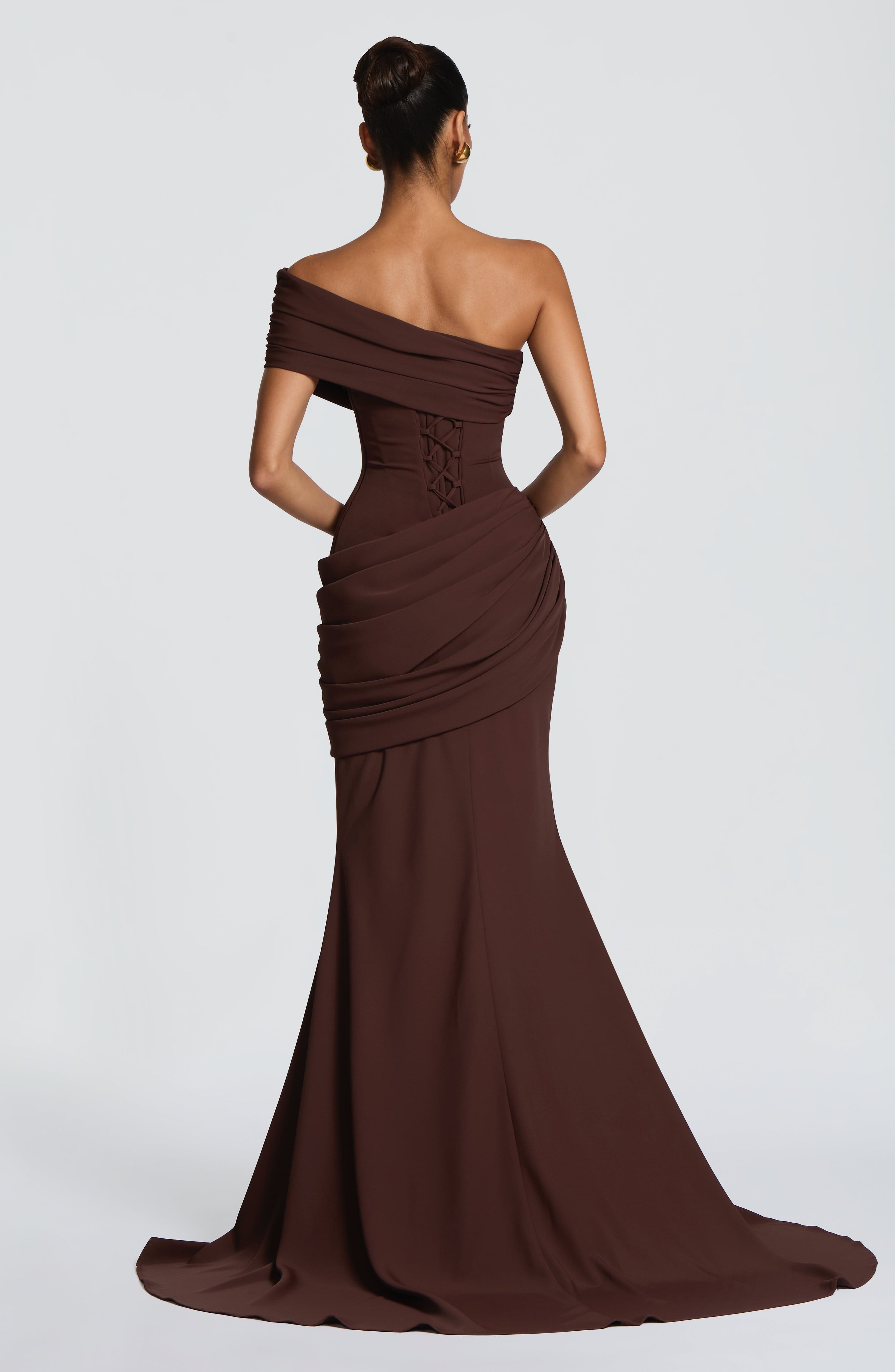 Kasia Valmont — Vestido Largo Marrón Ciruela | Distinción Silenciosa