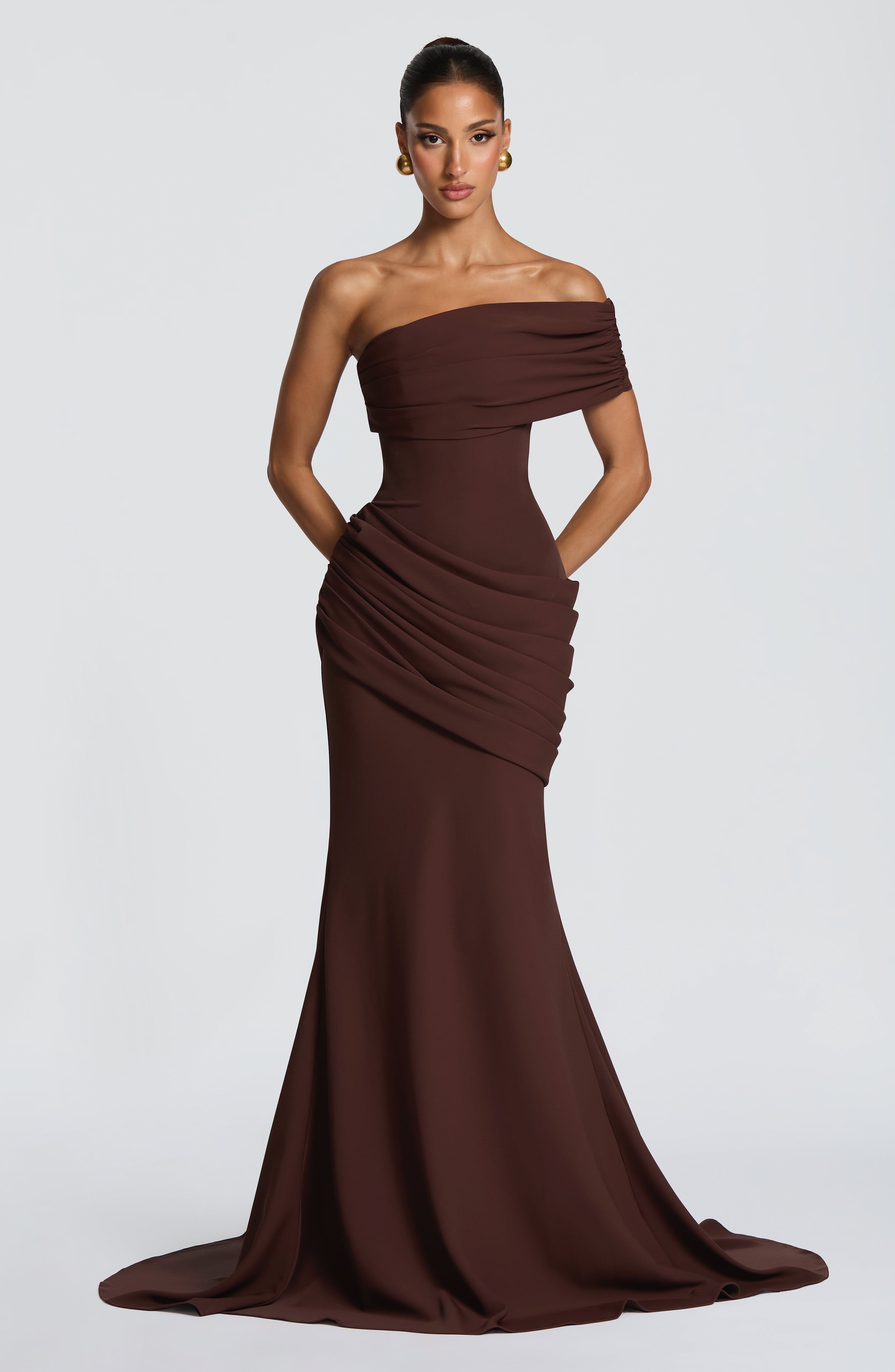 Kasia Valmont — Vestido Largo Marrón Ciruela | Distinción Silenciosa