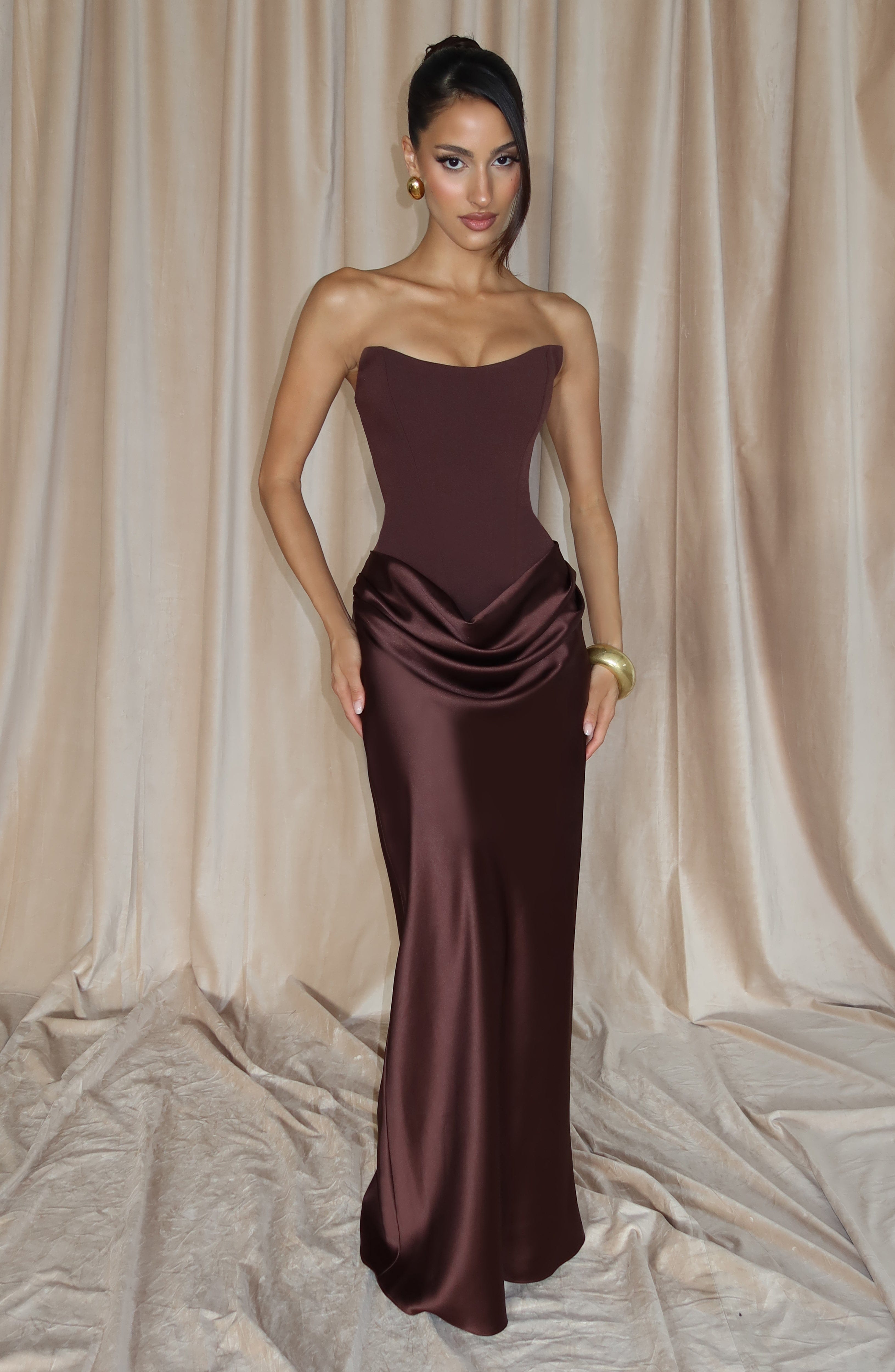 Maggie Valmont — Vestido Largo Marrón Ciruela | Lujo Aterciopelado