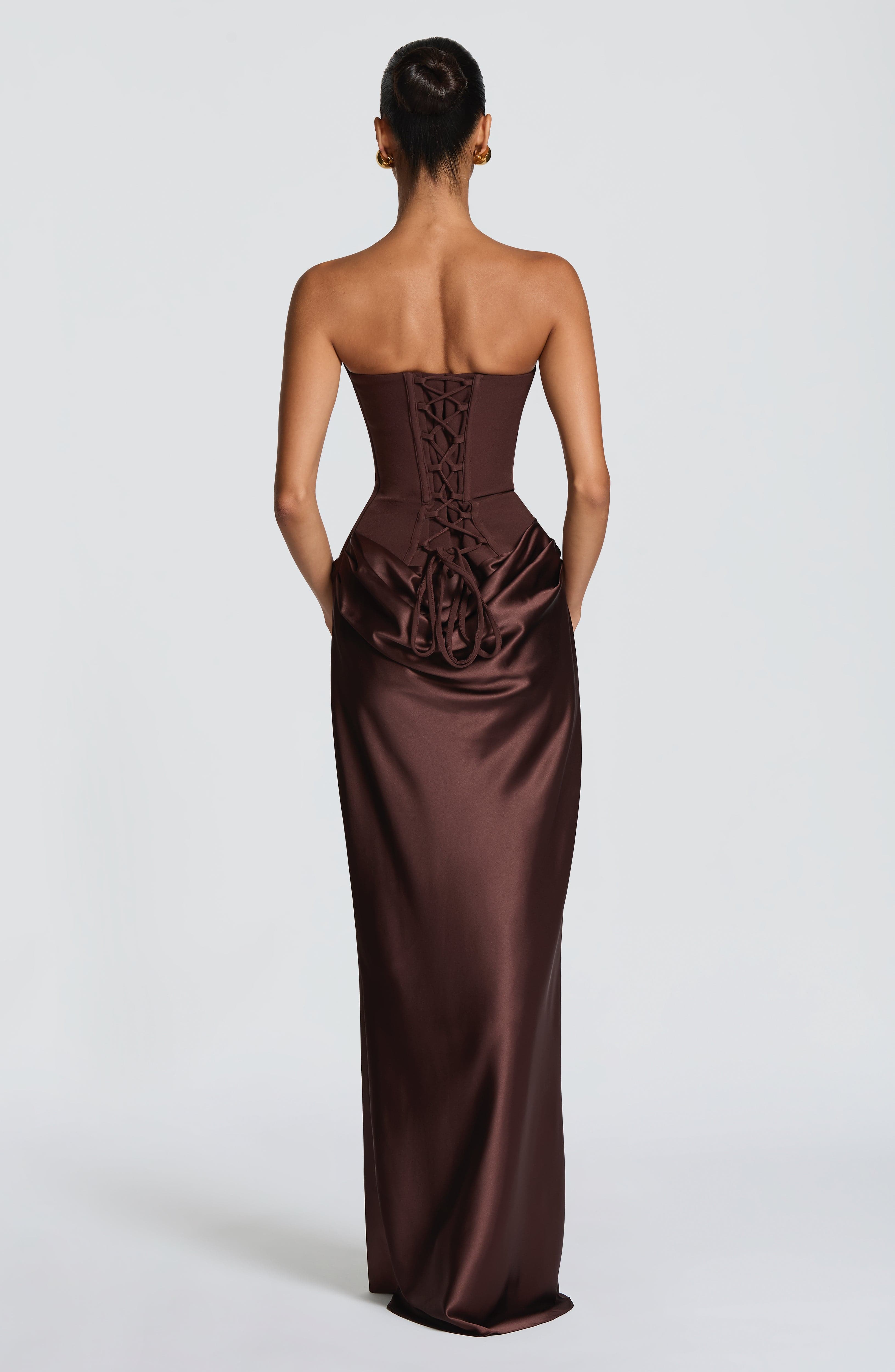 Maggie Valmont — Vestido Largo Marrón Ciruela | Lujo Aterciopelado