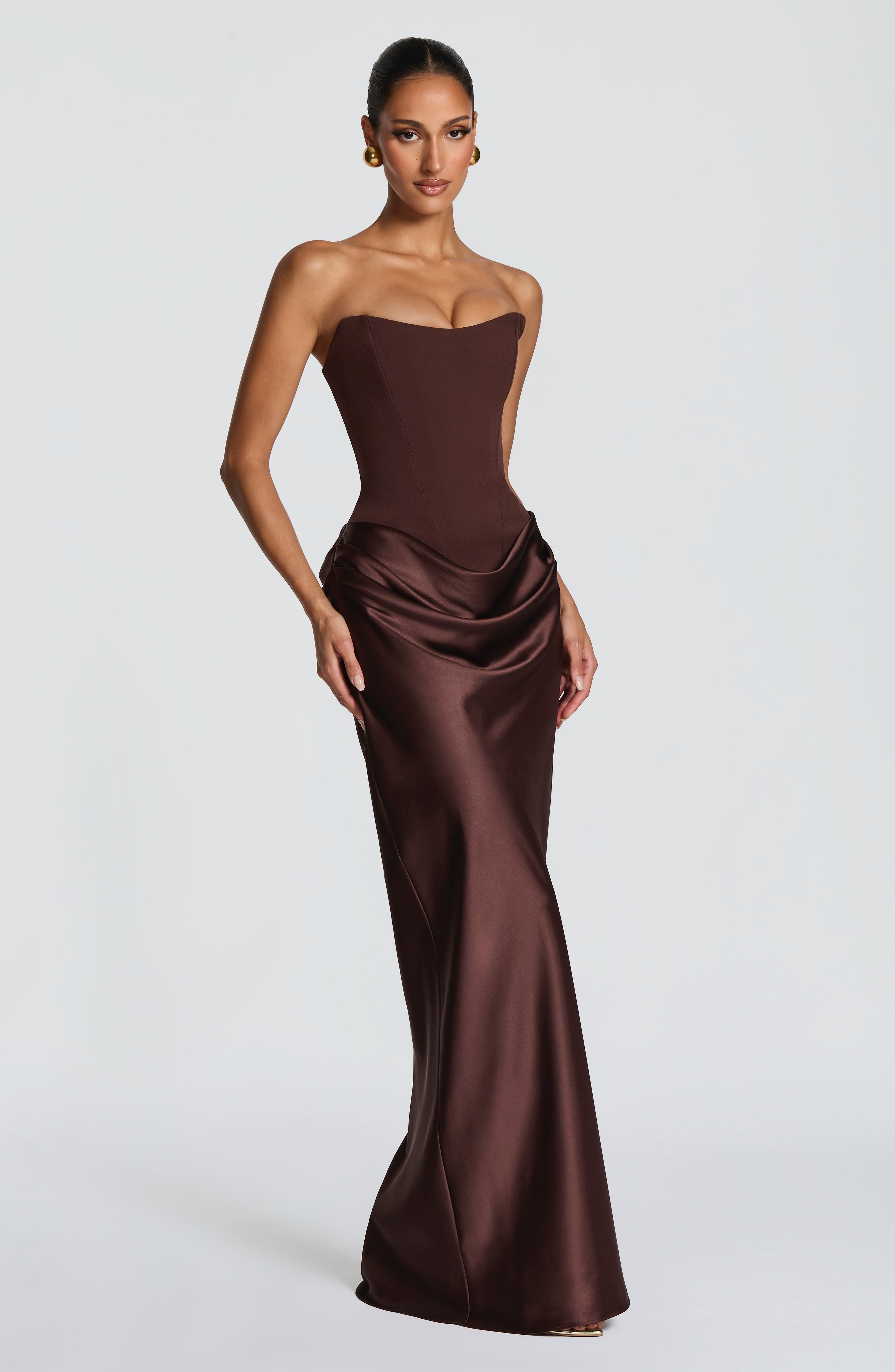 Maggie Valmont — Vestido Largo Marrón Ciruela | Lujo Aterciopelado
