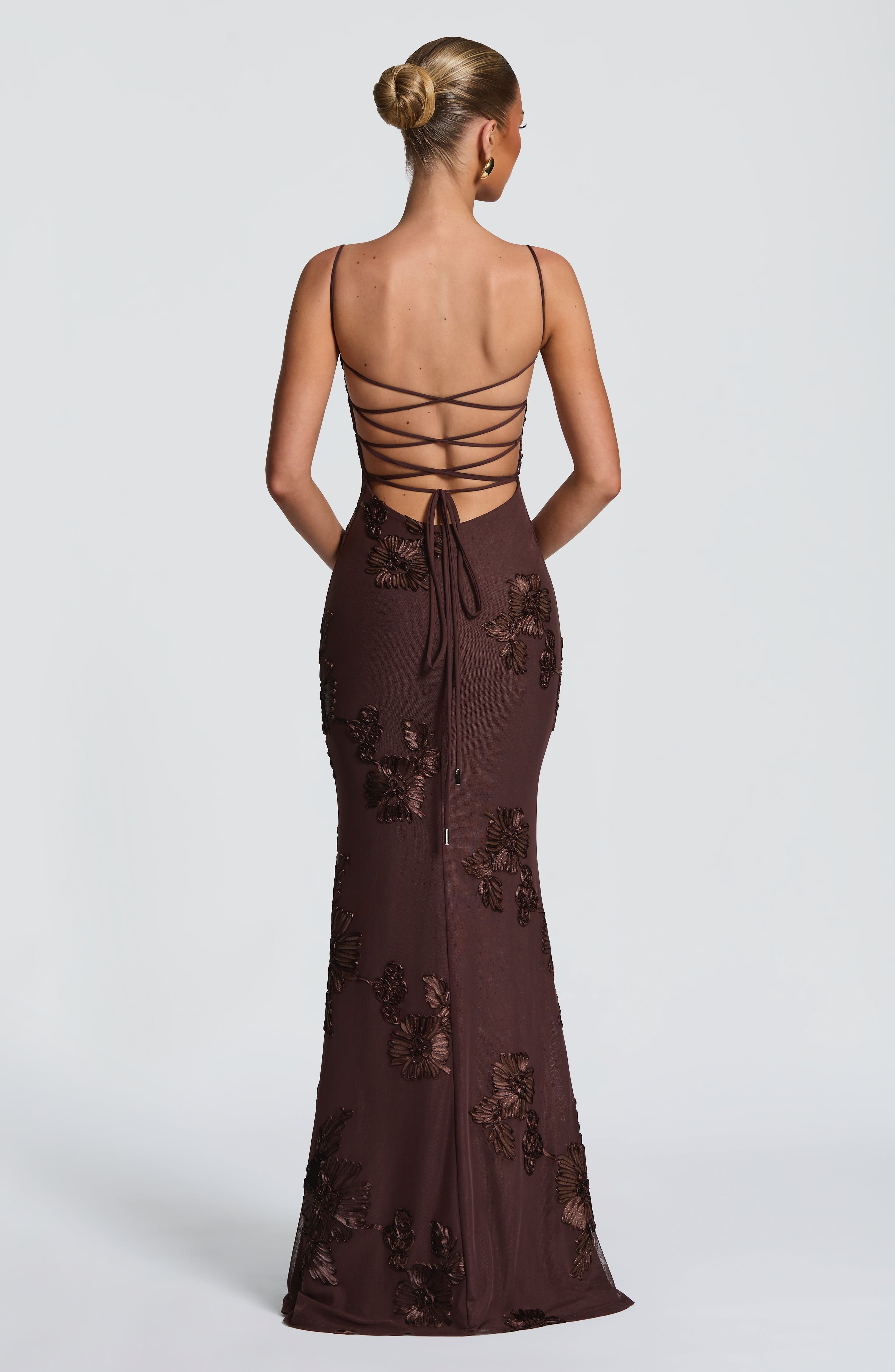 Nefertiti Valmont — Vestido Largo Marrón Ciruela | Edición Limitada