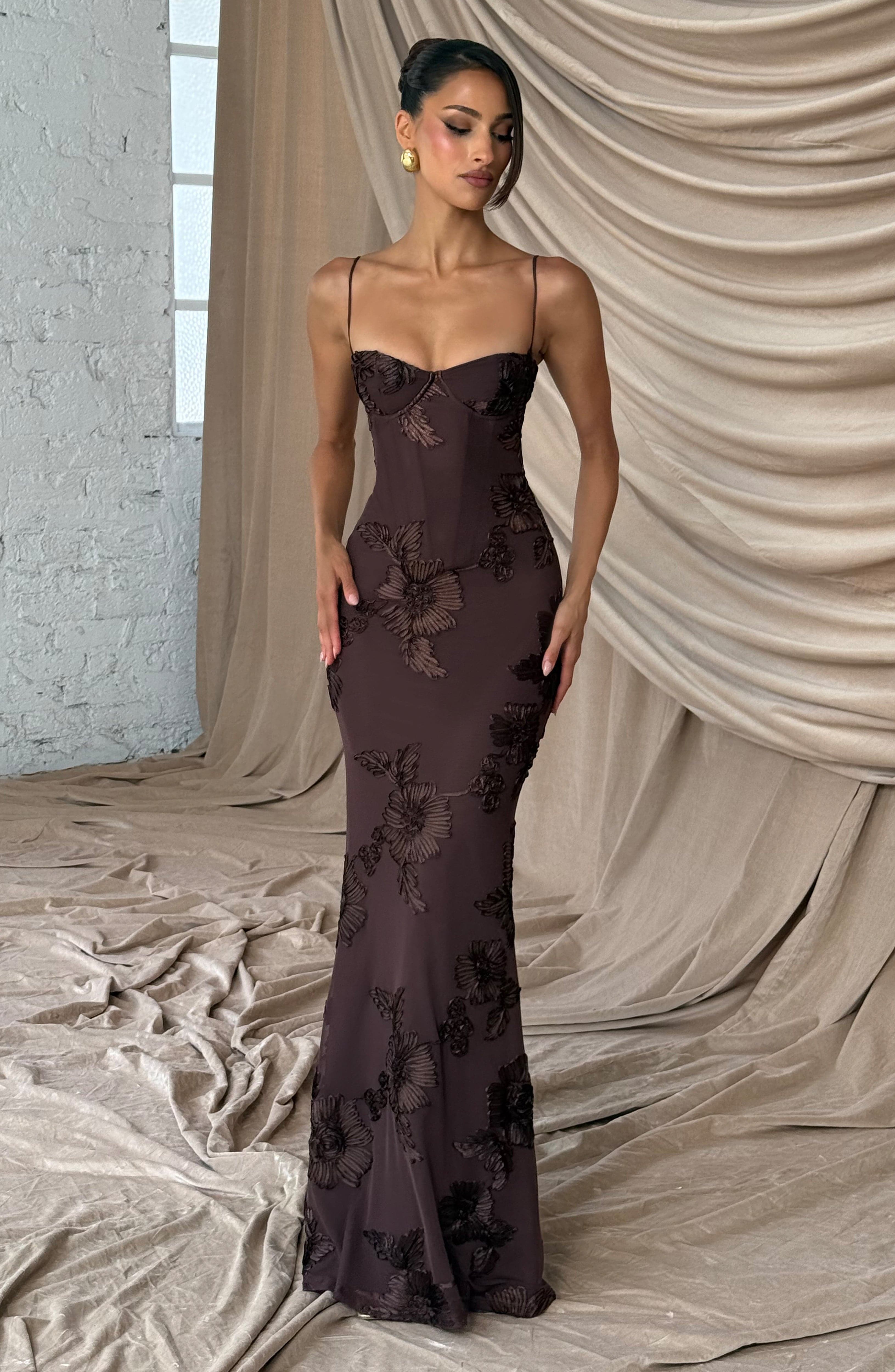 Nefertiti Valmont — Vestido Largo Marrón Ciruela | Edición Limitada