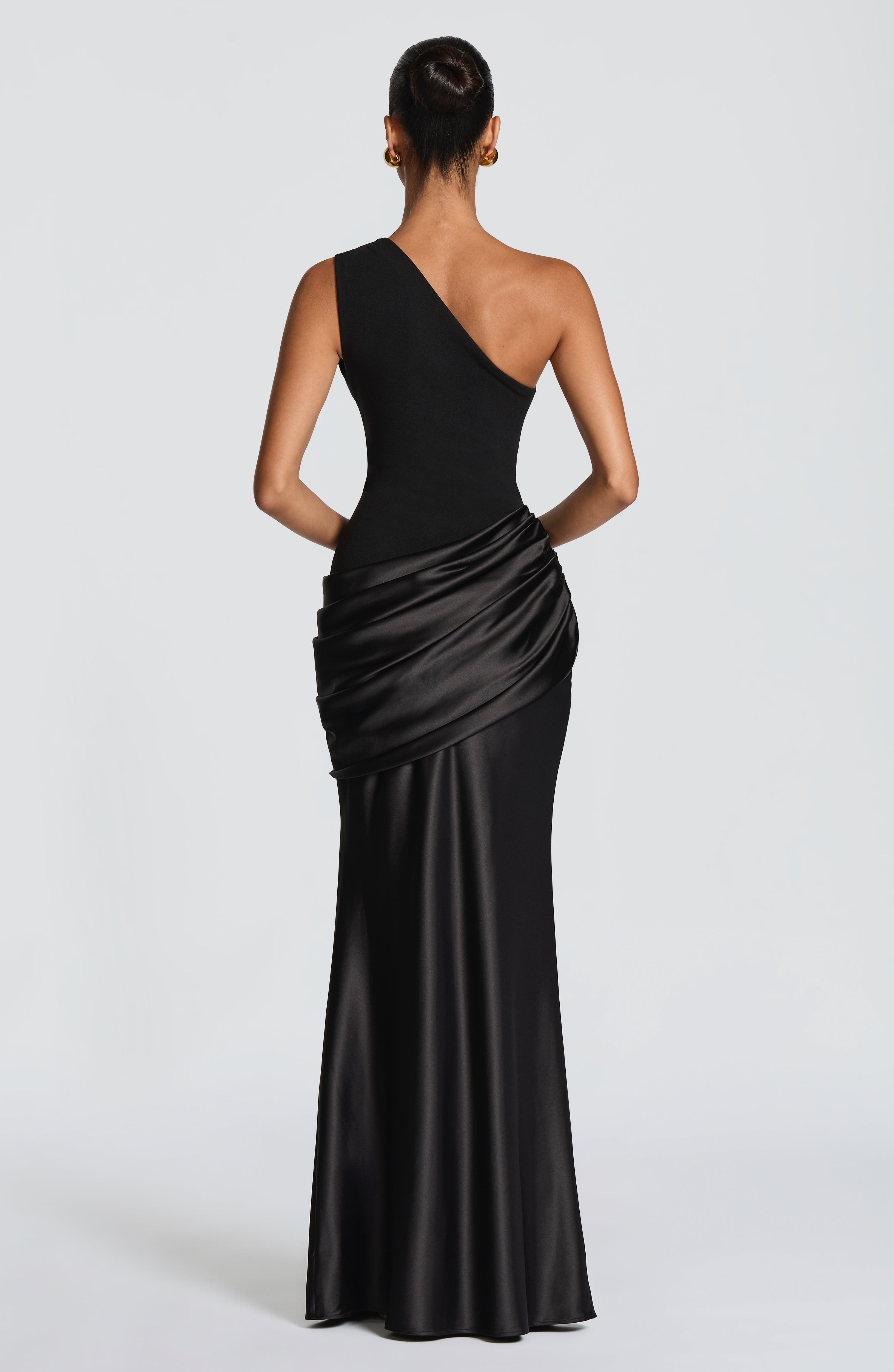 Sadona Valmont — Vestido Largo Negro | La Elegancia Absoluta