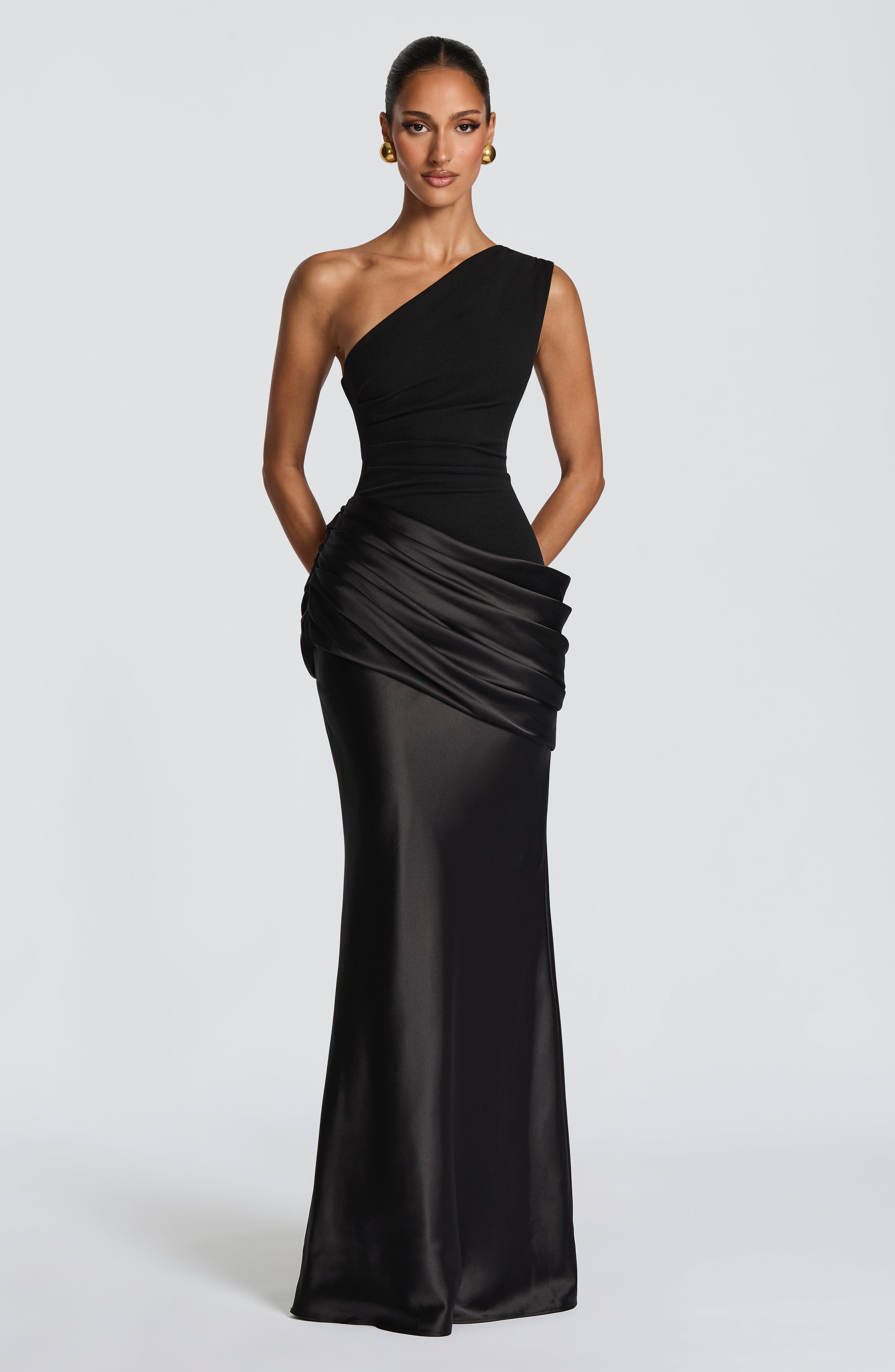 Sadona Valmont — Vestido Largo Negro | La Elegancia Absoluta