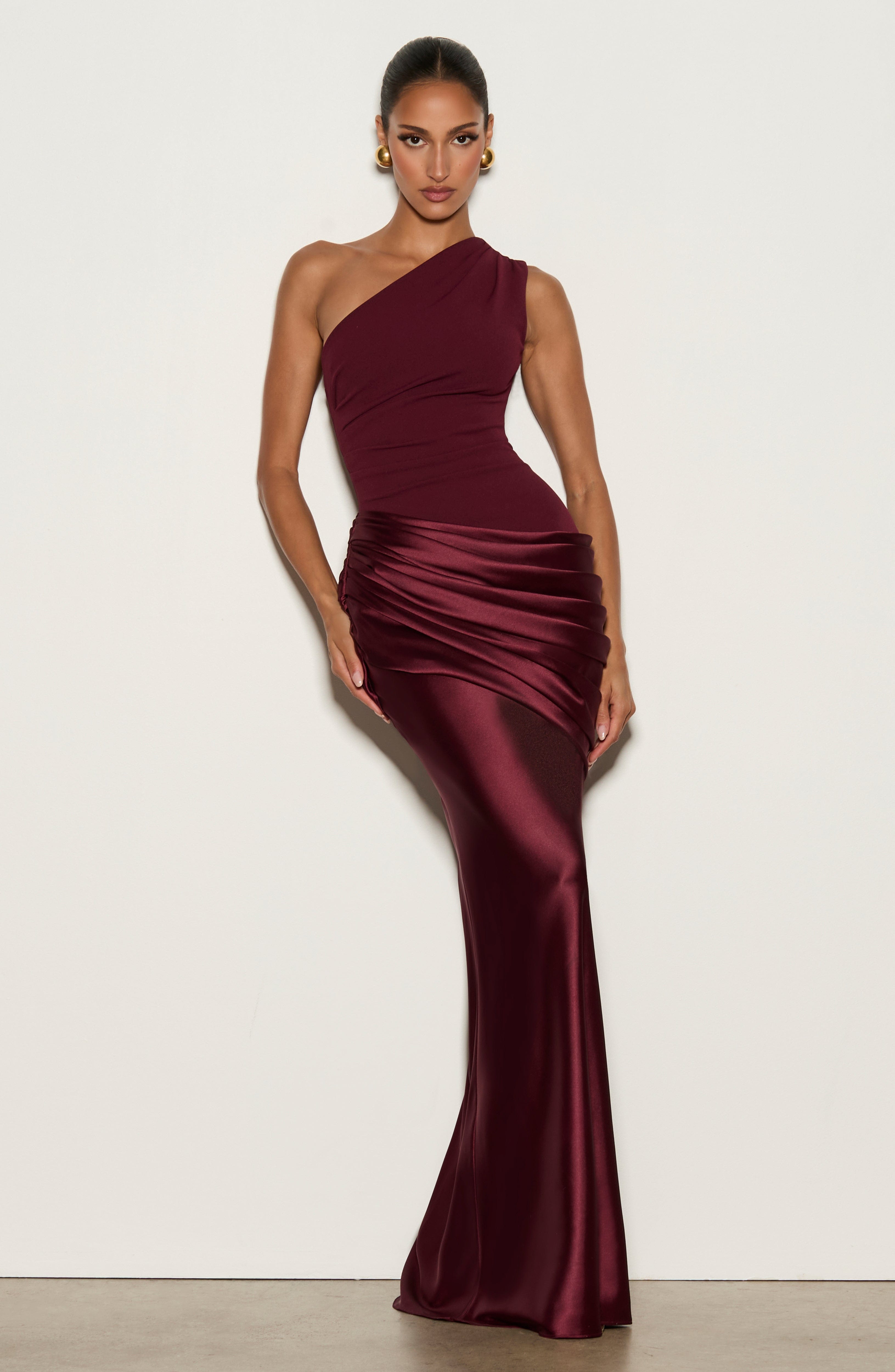 Sadona Valmont — Vestido Largo Lacado Cereza | Sensualidad Refinada
