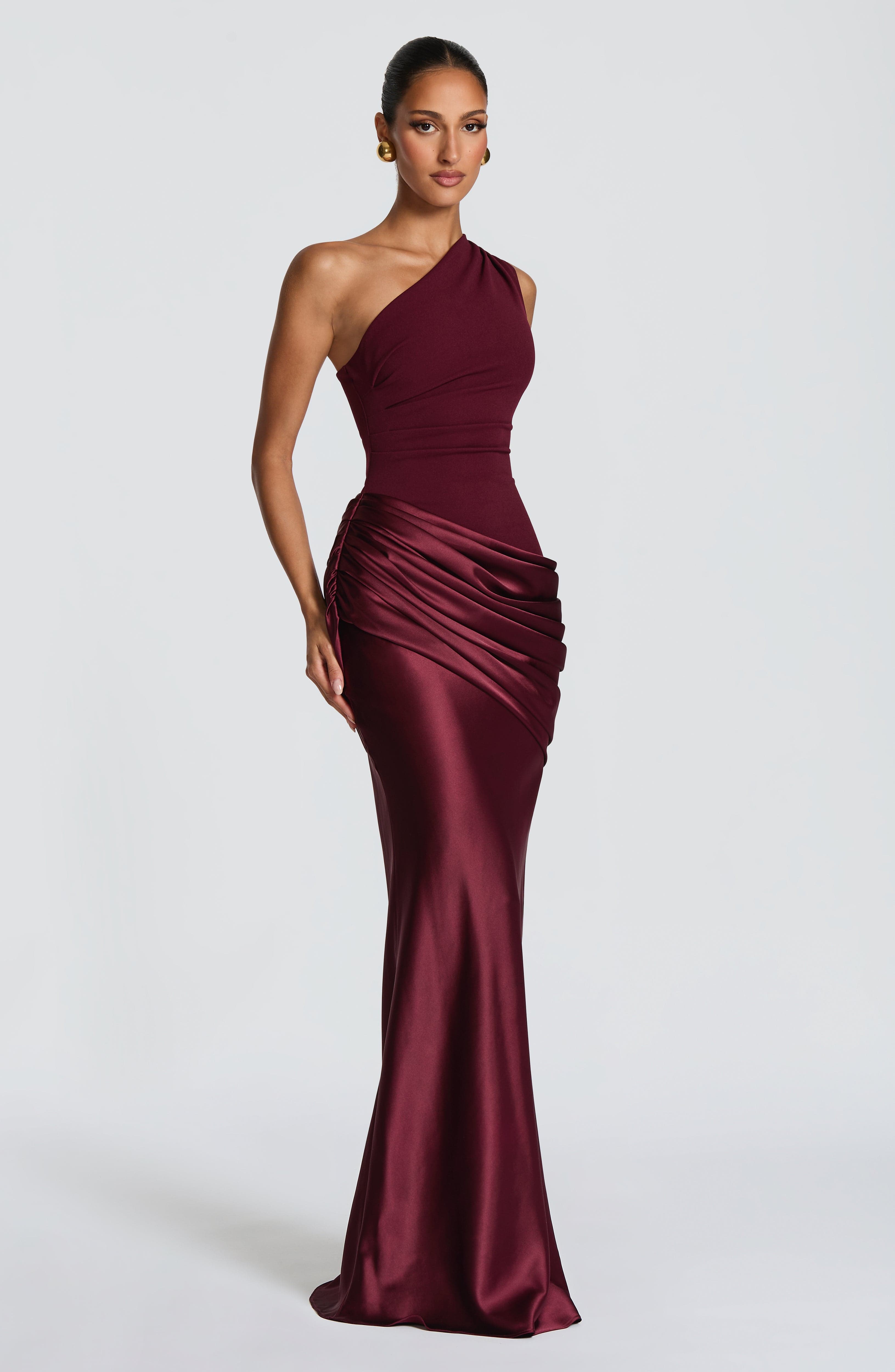 Sadona Valmont — Vestido Largo Lacado Cereza | Sensualidad Refinada