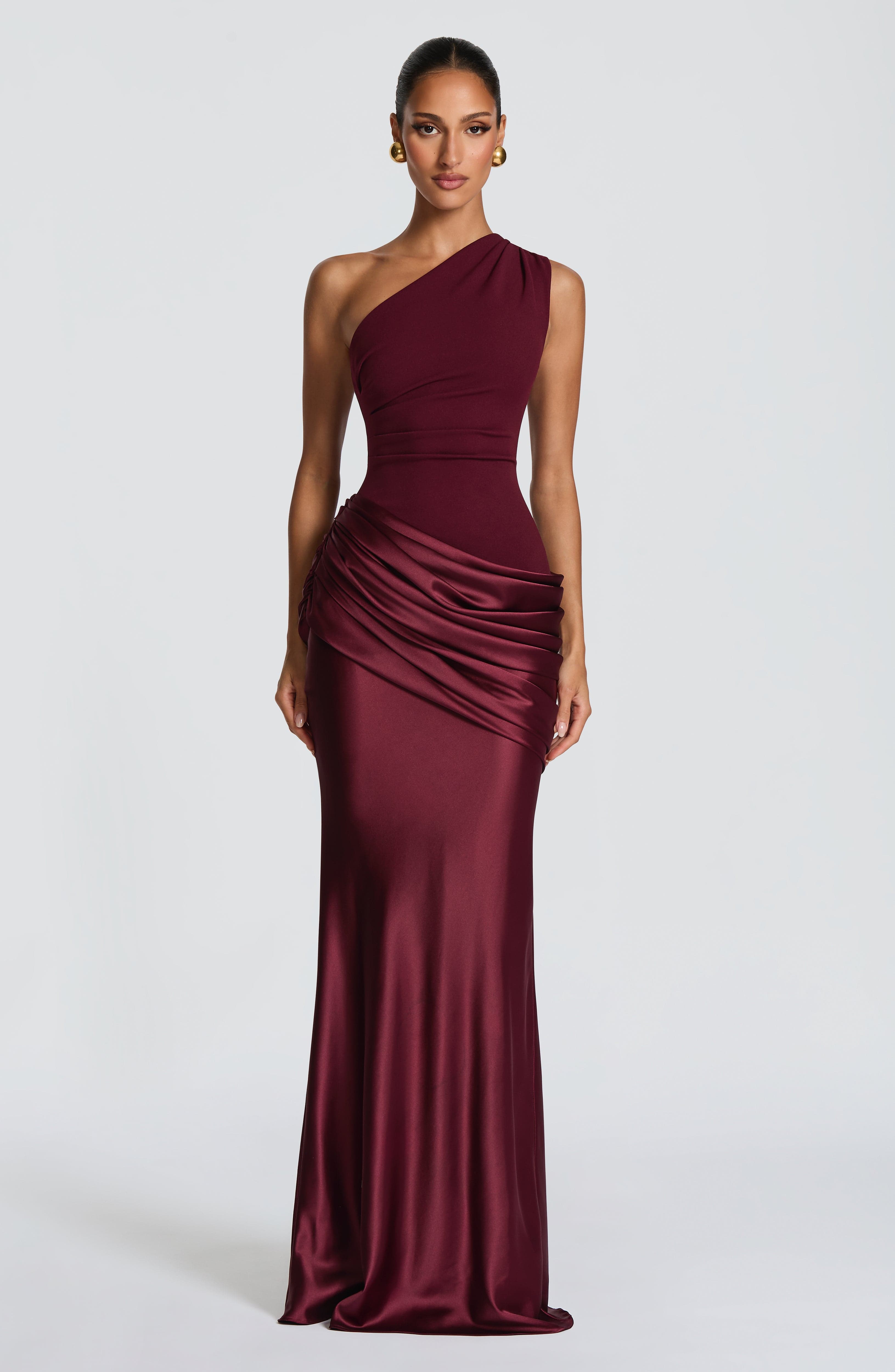 Sadona Valmont — Vestido Largo Lacado Cereza | Sensualidad Refinada