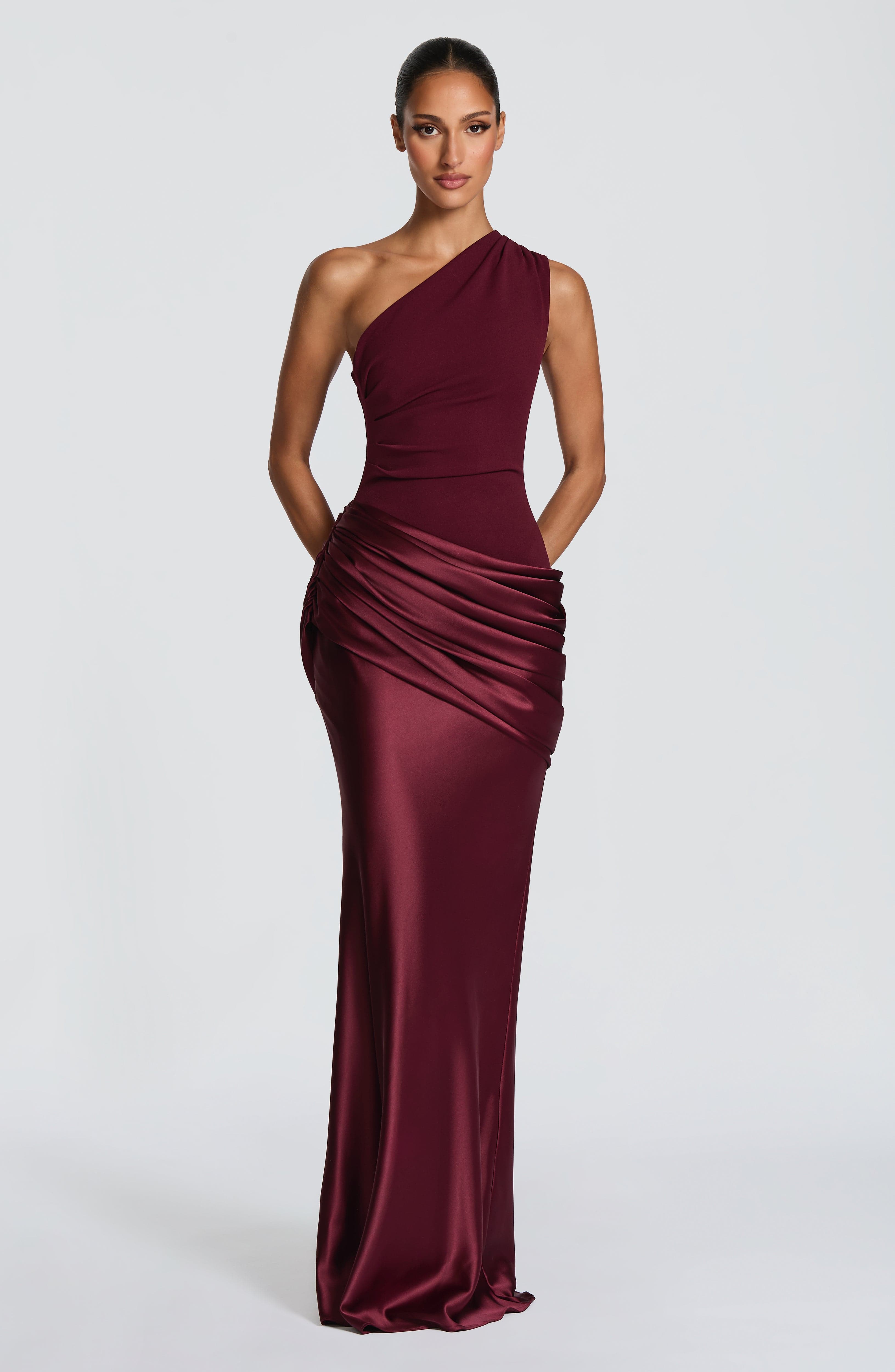 Sadona Valmont — Vestido Largo Lacado Cereza | Sensualidad Refinada