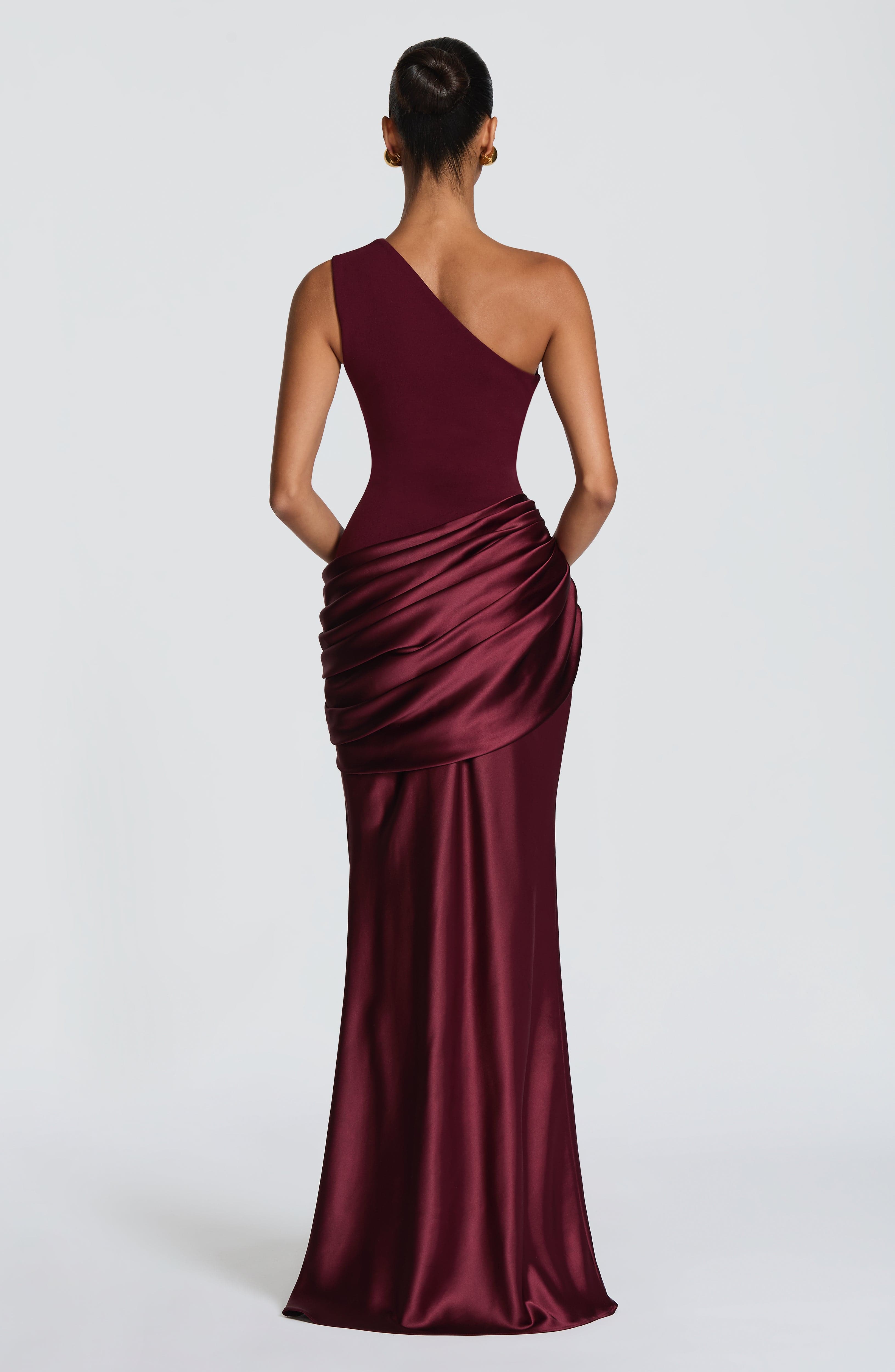 Sadona Valmont — Vestido Largo Lacado Cereza | Sensualidad Refinada