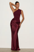 Sadona Valmont — Vestido Largo Lacado Cereza | Sensualidad Refinada