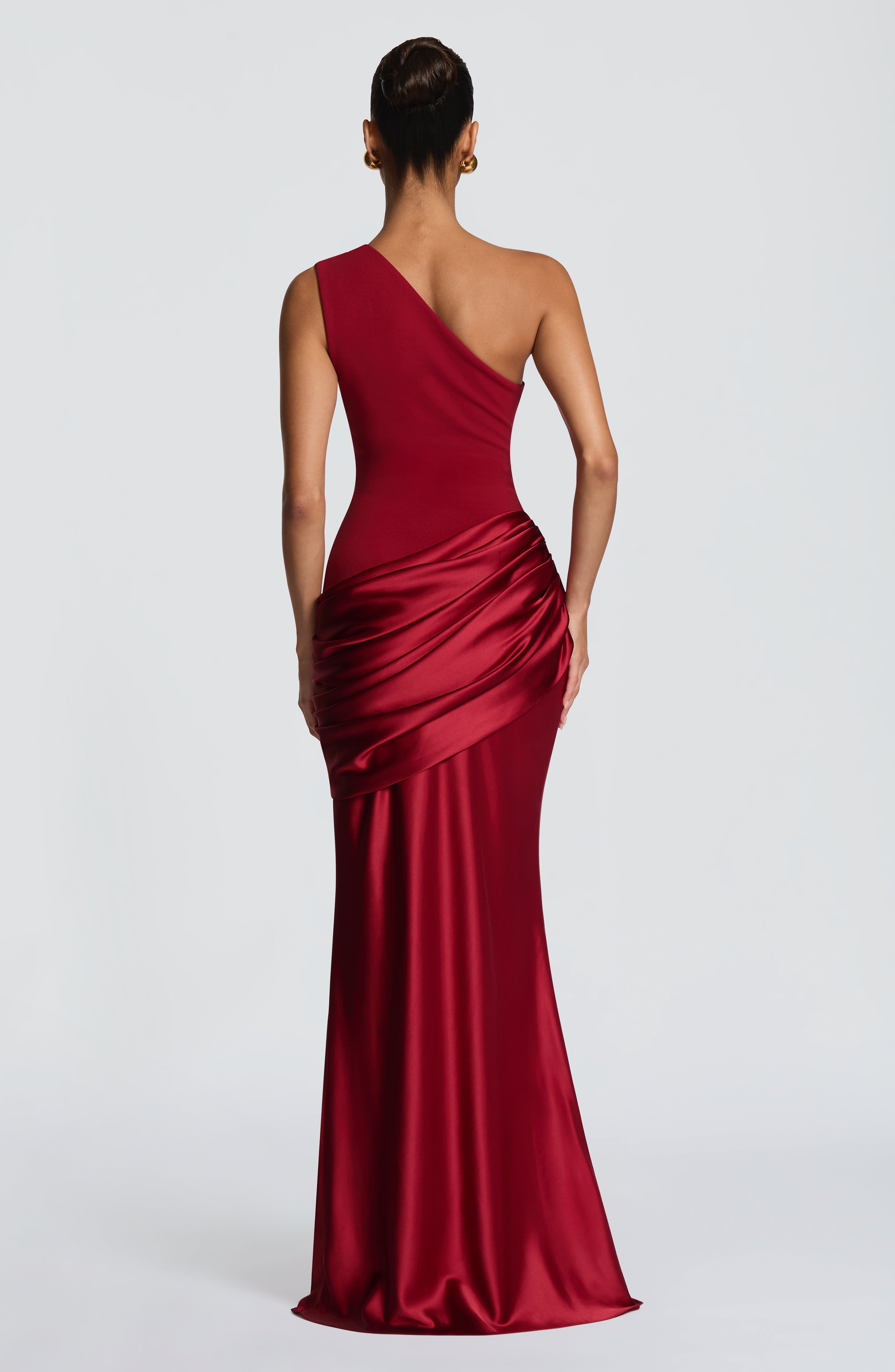 Sadona Valmont — Vestido Largo Rojo Intenso | Edición Limitada