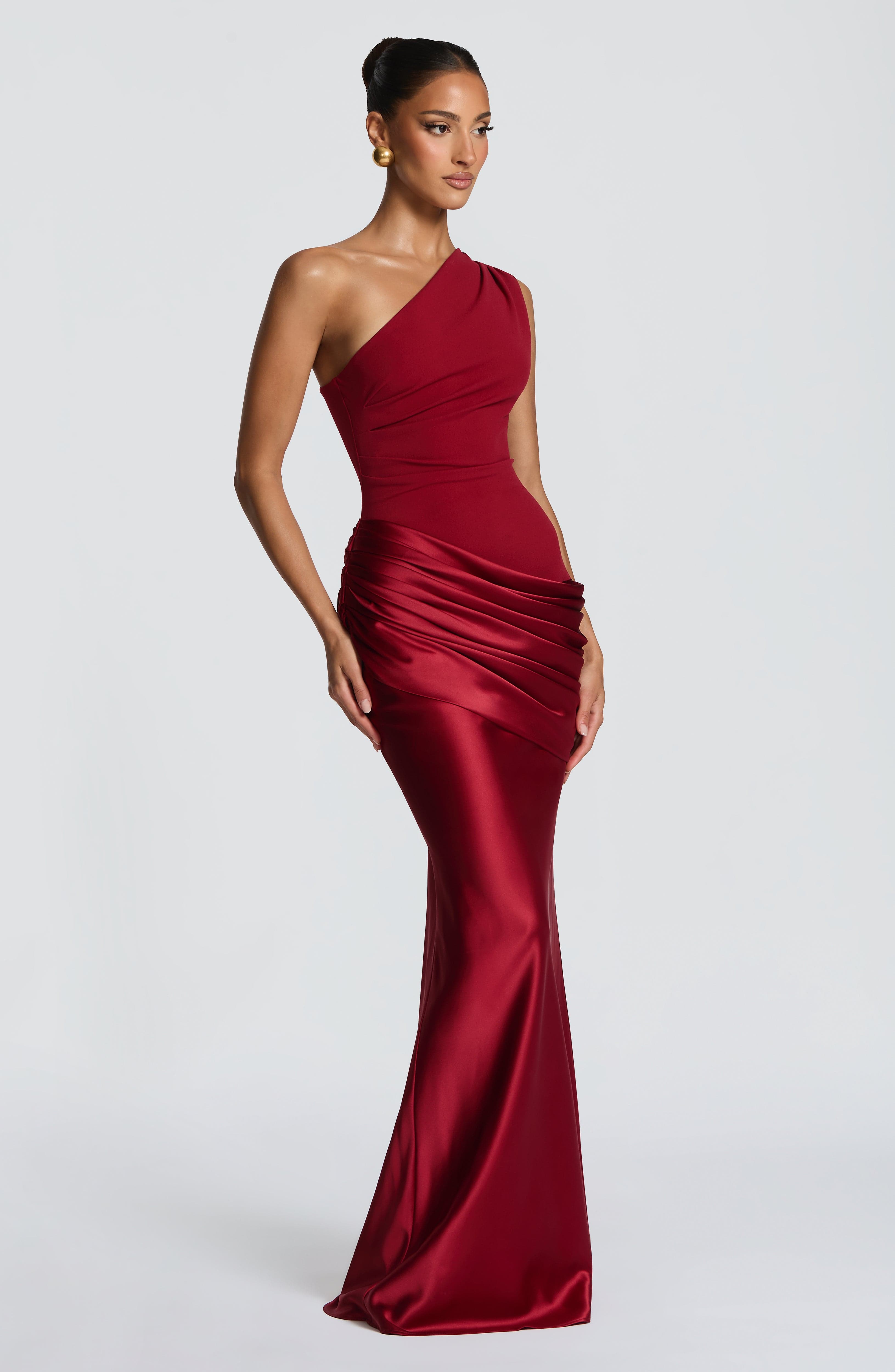 Sadona Valmont — Vestido Largo Rojo Intenso | Edición Limitada