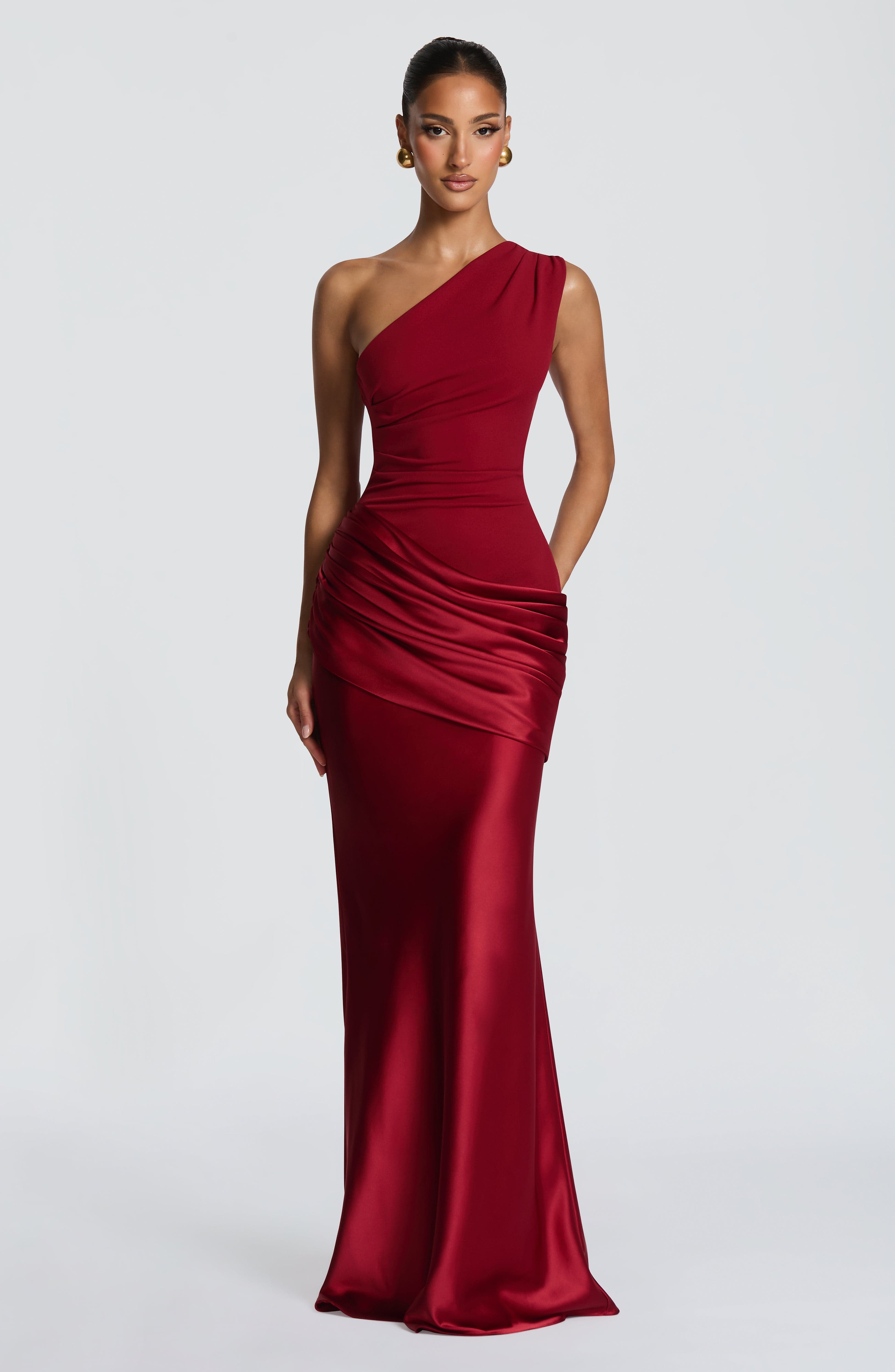 Sadona Valmont — Vestido Largo Rojo Intenso | Edición Limitada