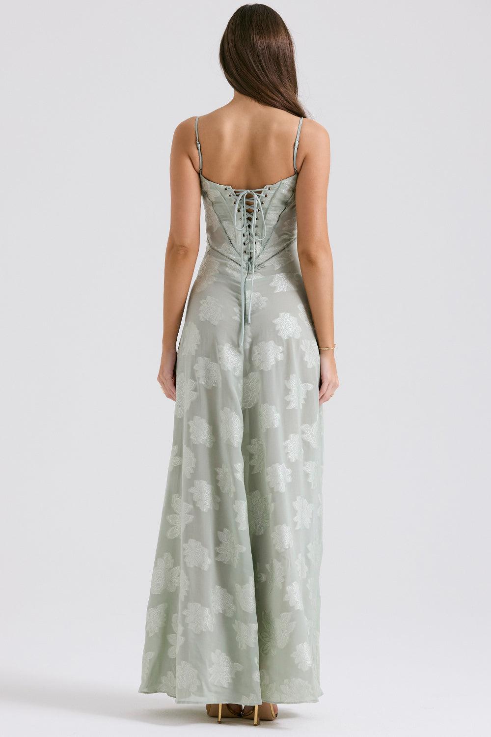 Isla Valmont — Vestido Maxi Escote Corazón & Cintura Ceñida | Primavera 2026