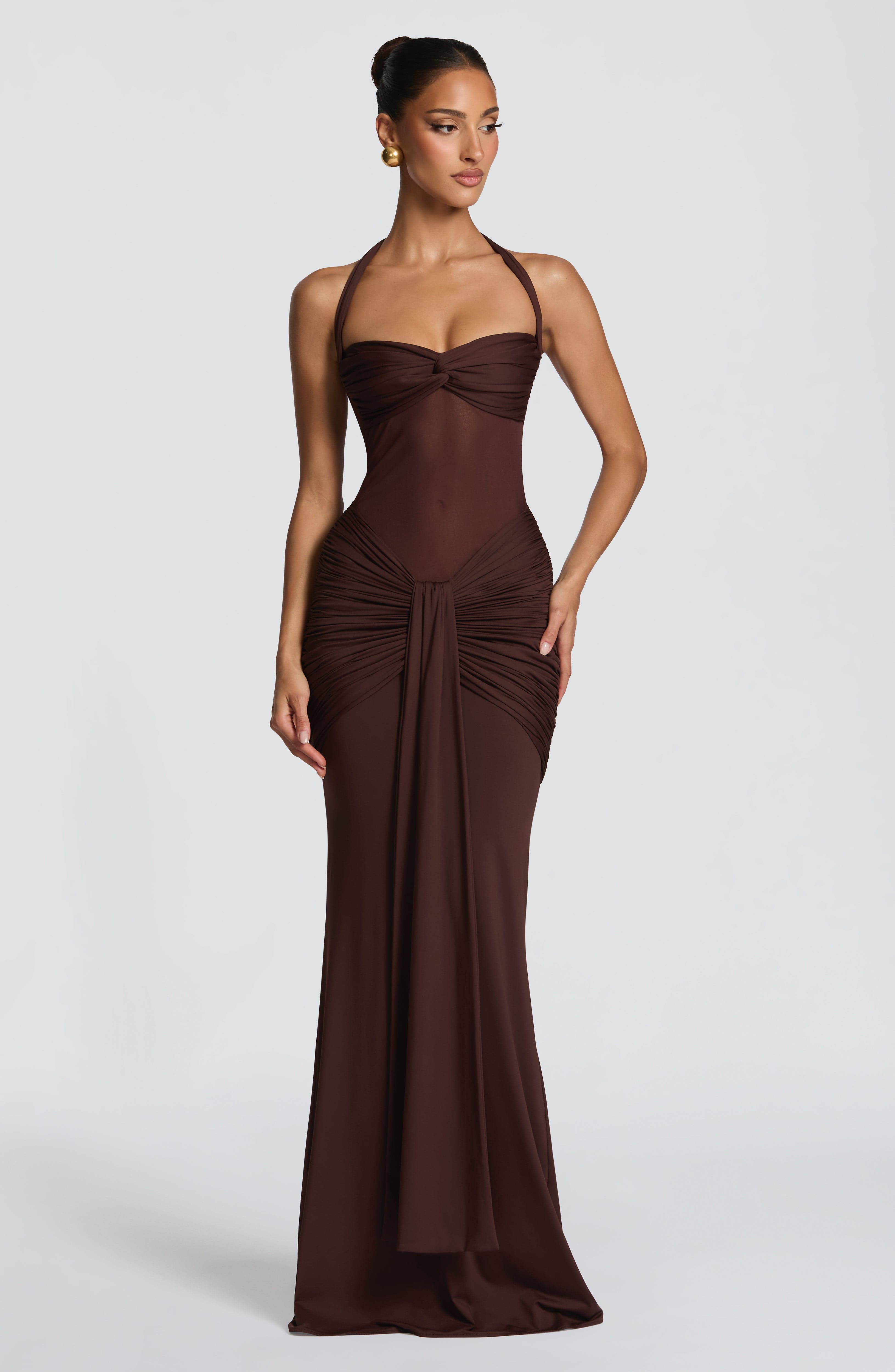 Vixen Valmont — Vestido Largo Marrón Ciruela | Misterio Sofisticado