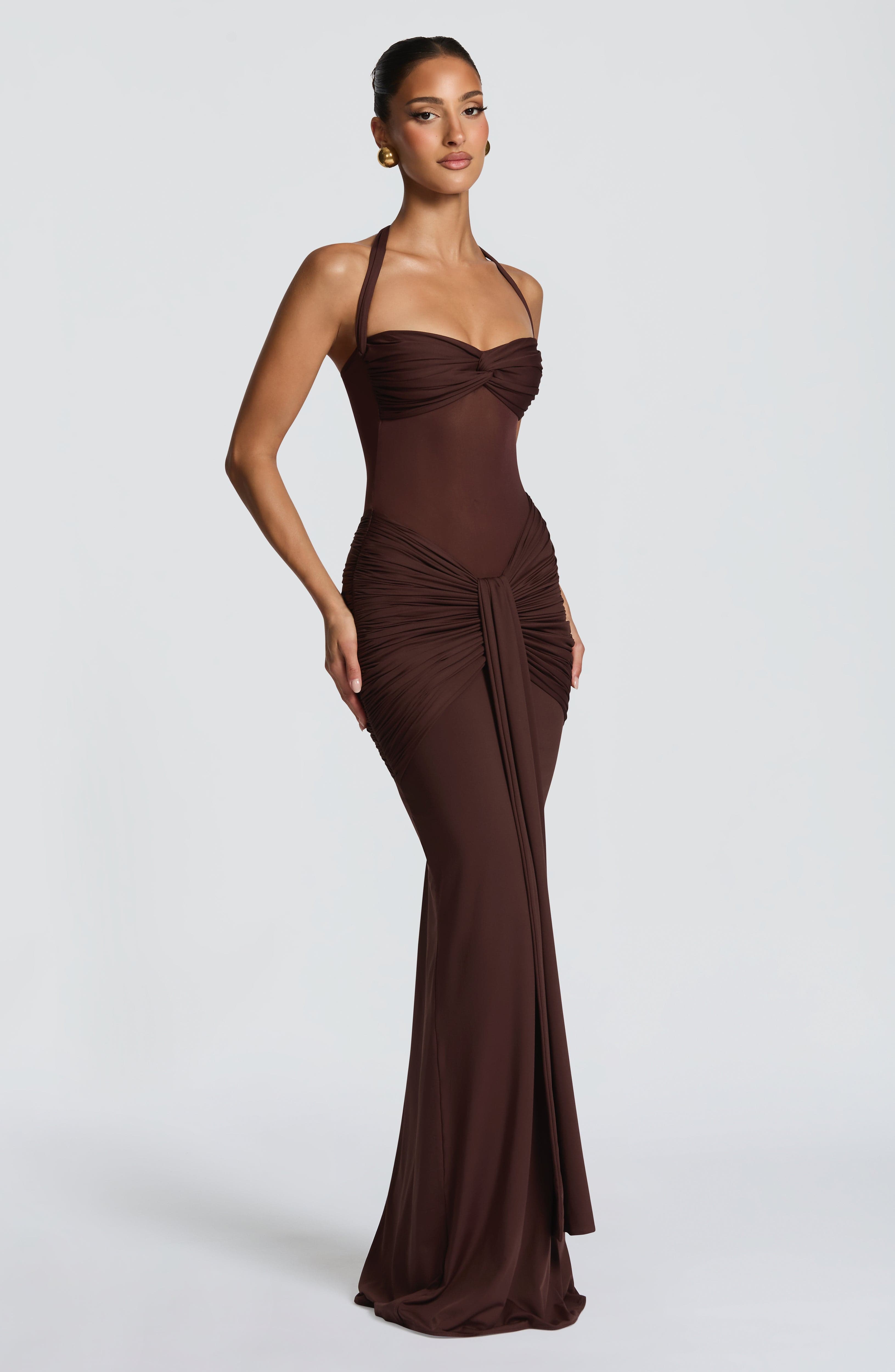 Vixen Valmont — Vestido Largo Marrón Ciruela | Misterio Sofisticado